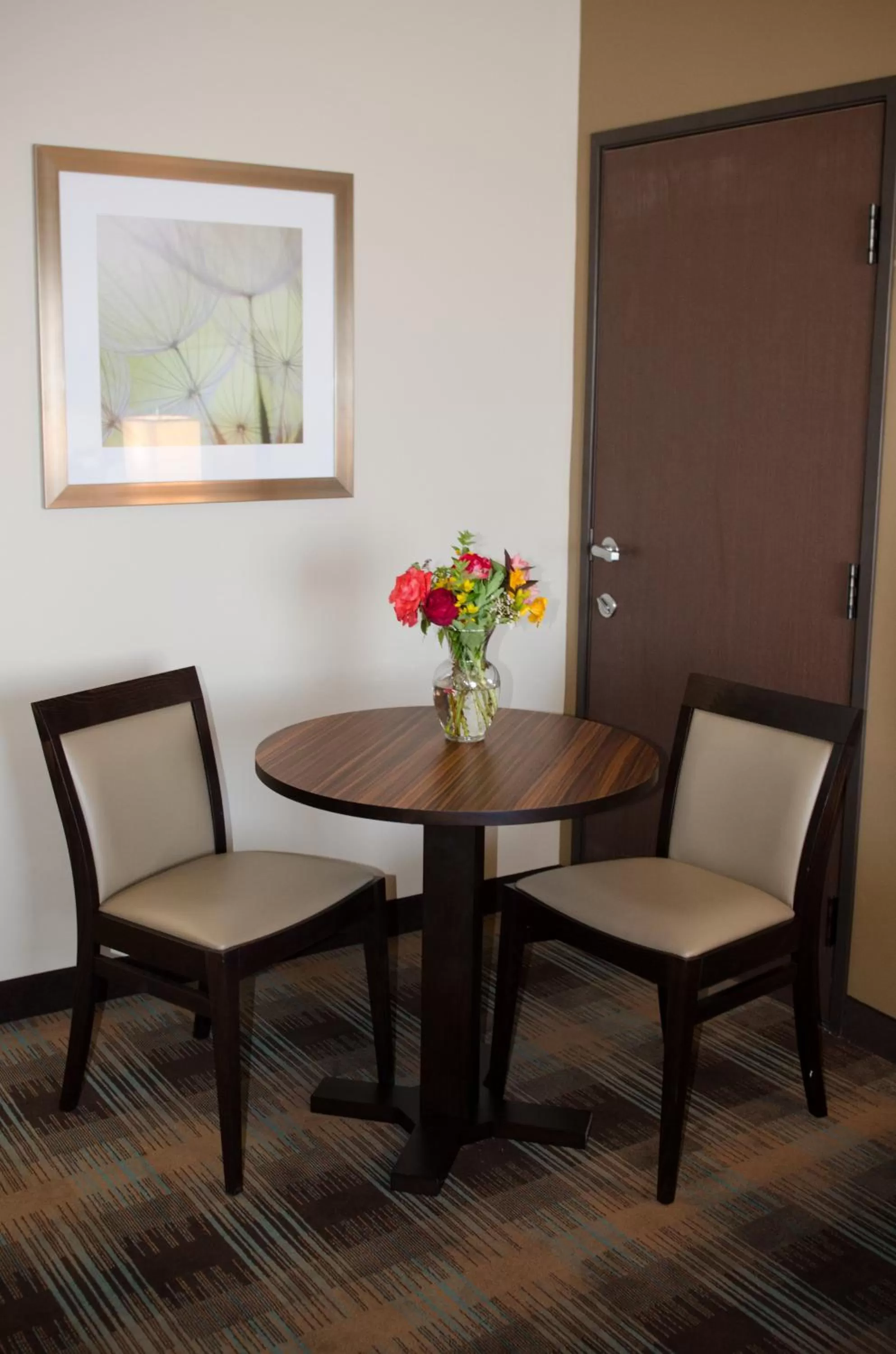 Seating area in Inn at Moses Lake