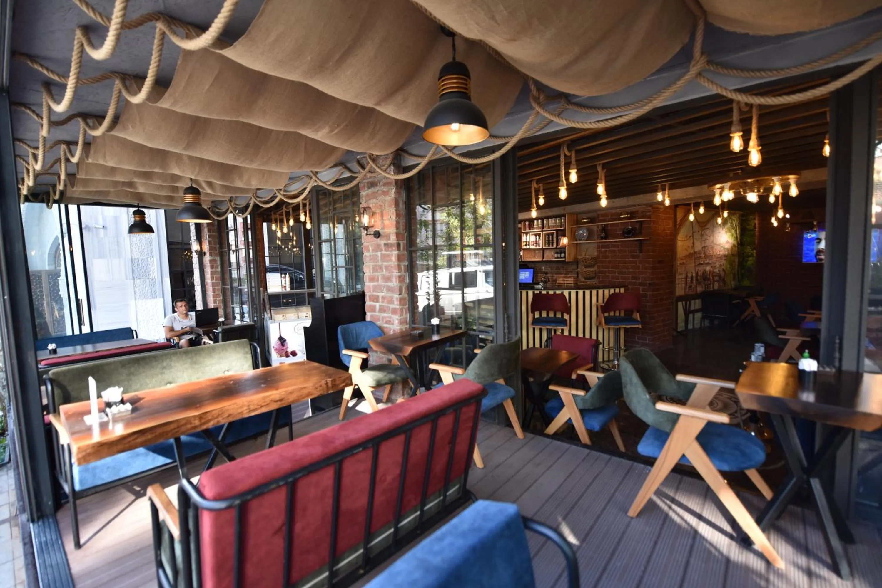 Restaurant/places to eat in Sunlight Hotel