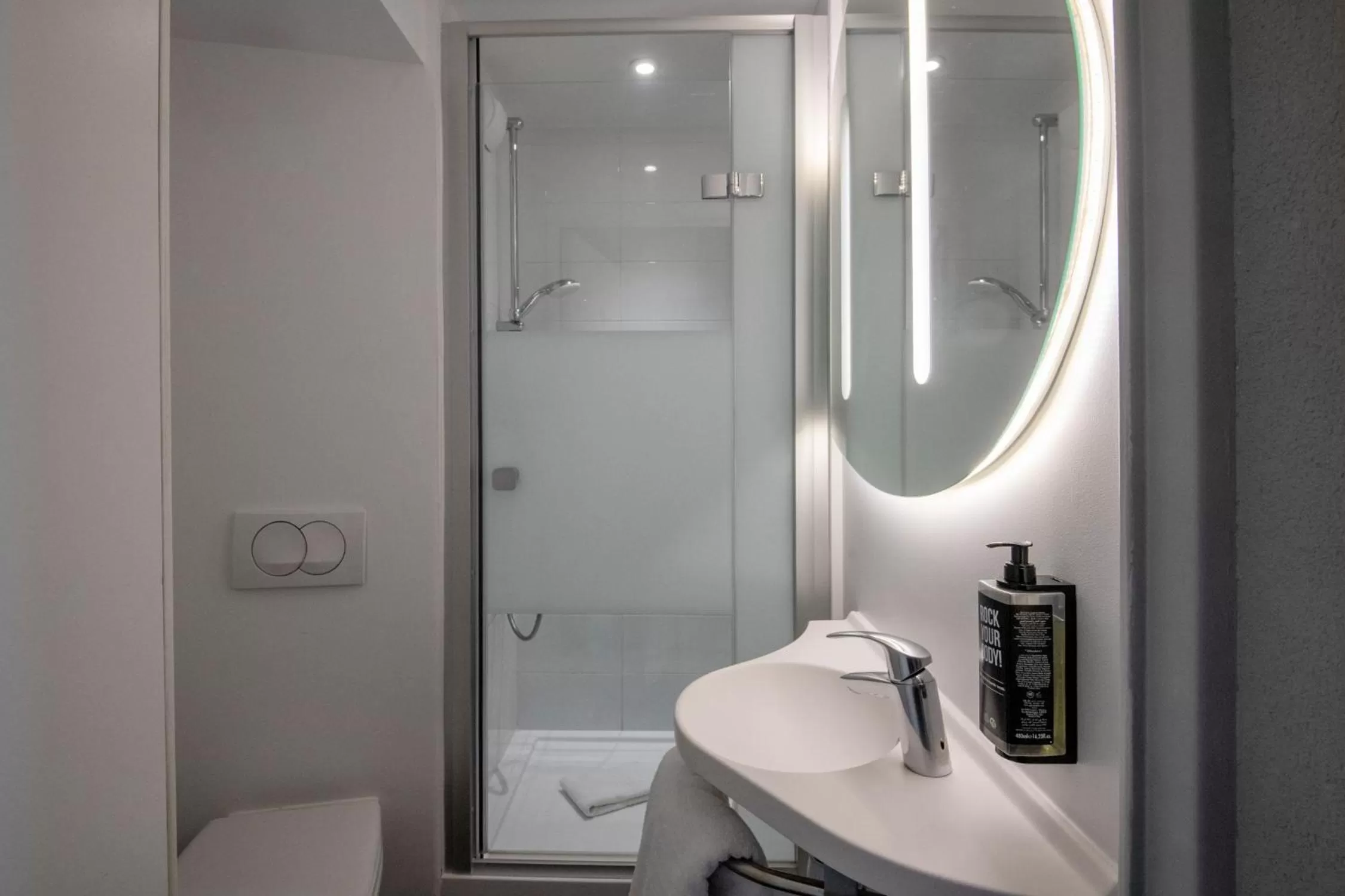 Shower in ibis budget Nice Aeroport