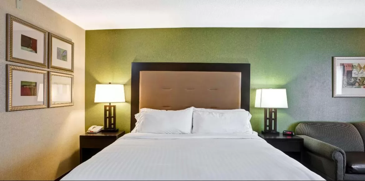 Double Room - Disability Access - Accessible Tub in Holiday Inn Express Hotel & Suites Christiansburg by IHG