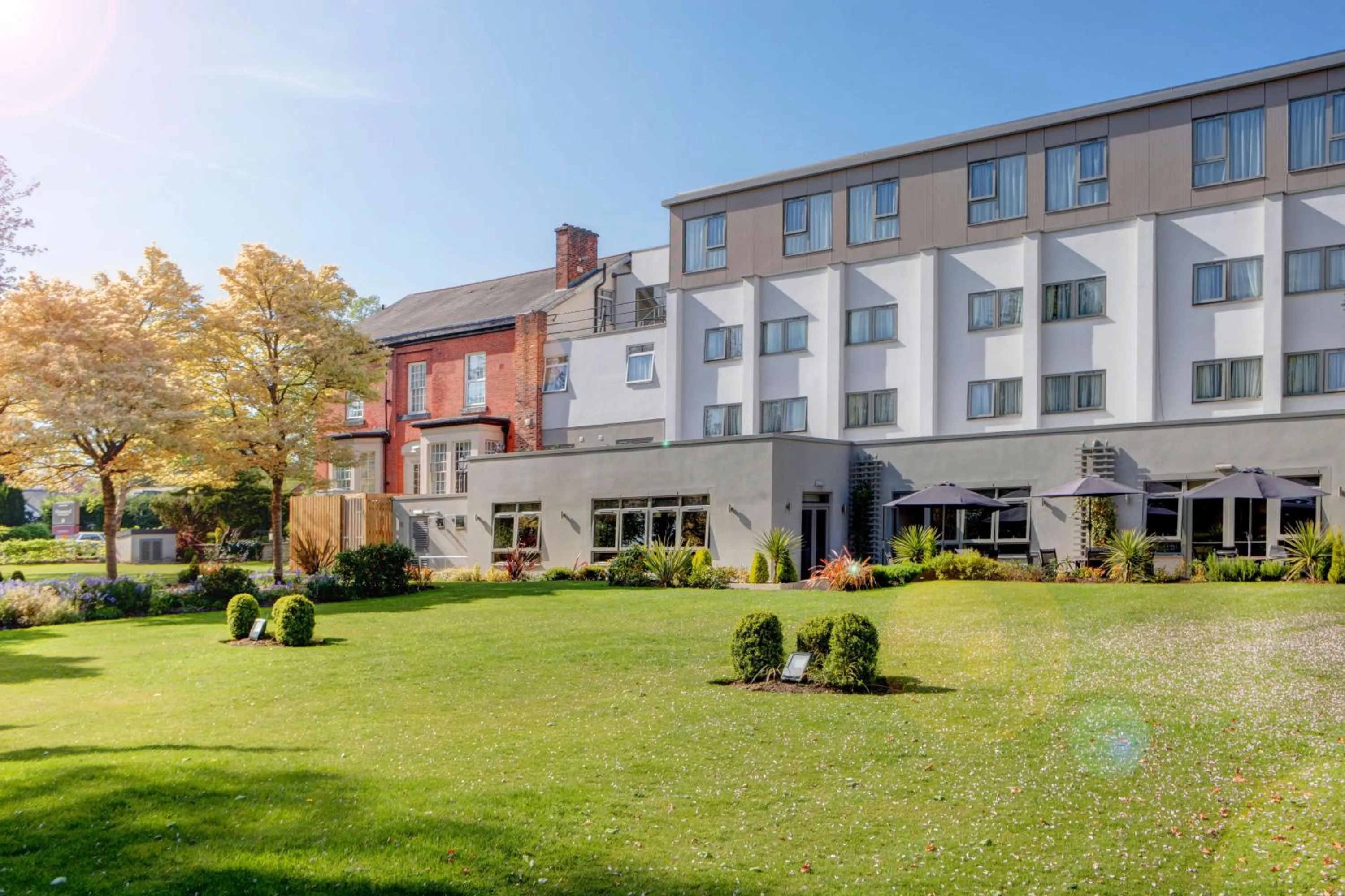 Property building in Best Western Plus Pinewood Manchester Airport-Wilmslow Hotel
