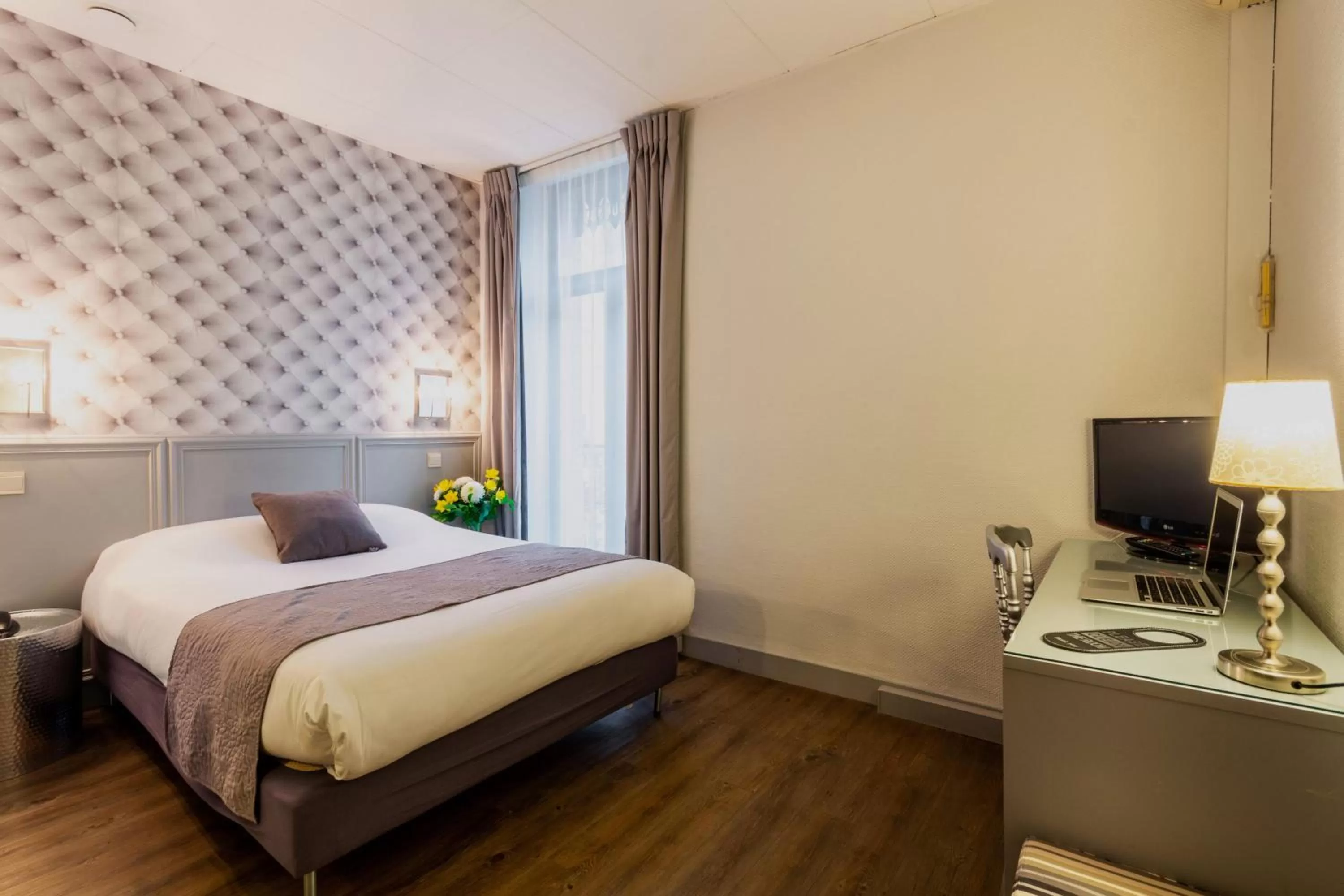 Bed in Hôtel de France