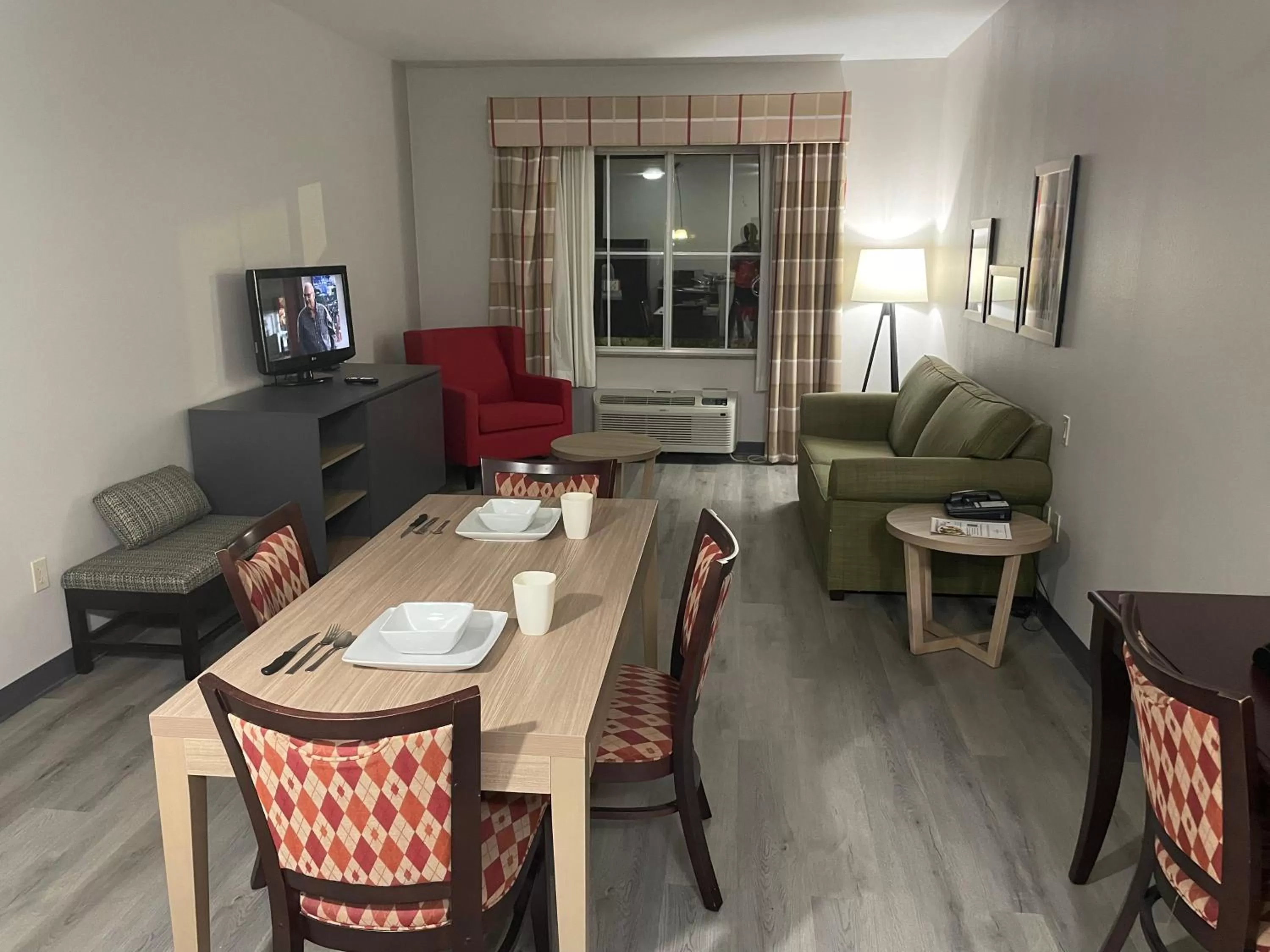 Communal lounge/ TV room in Country Inn & Suites by Radisson, College Station, TX