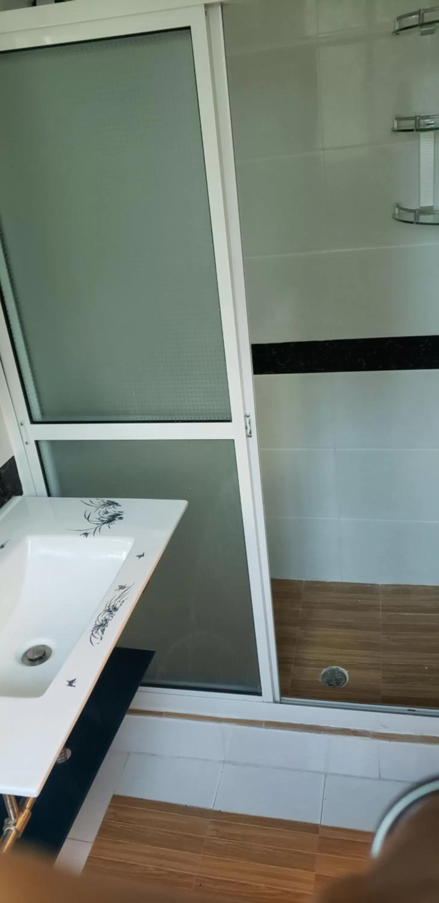 Shower, Bathroom in Riverside Hotel