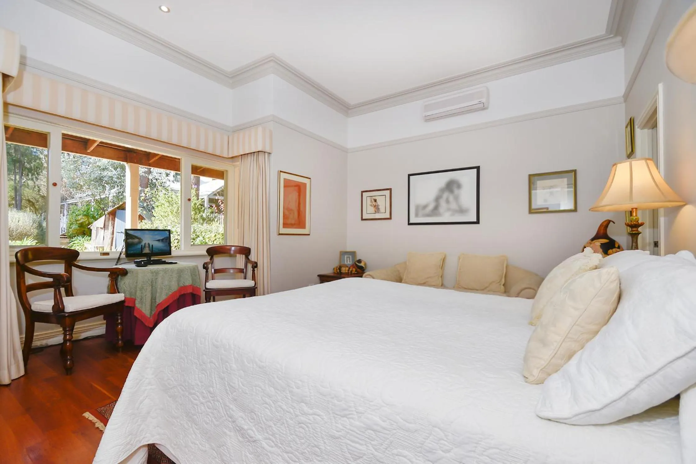 Bed in Ford House Bed & Breakfast