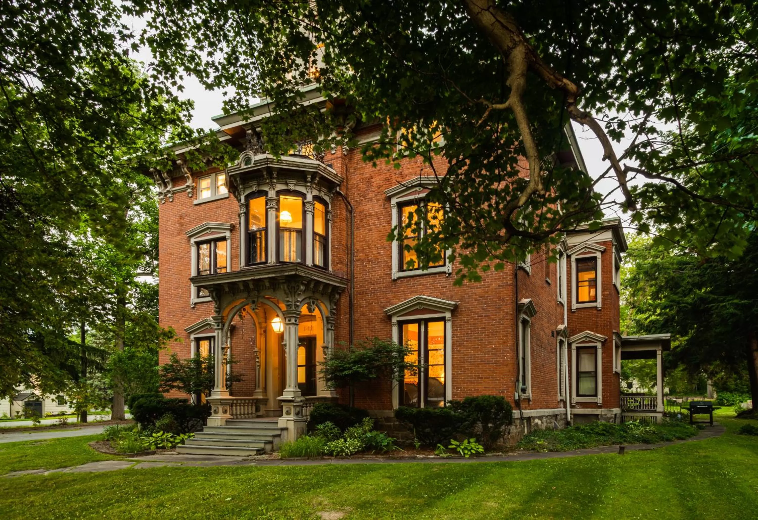 Property building in Rosemont Inn