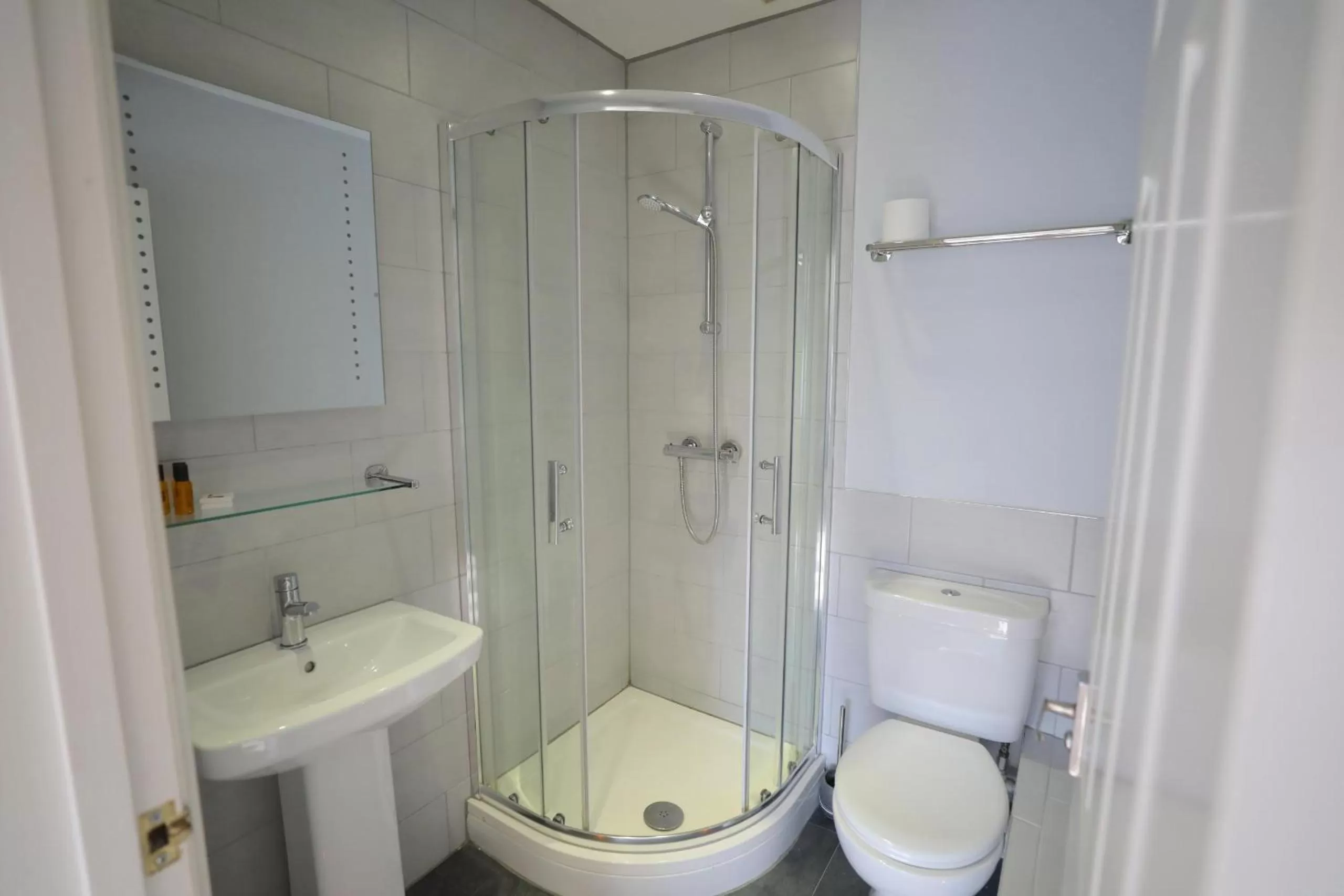 Bathroom in 100 Banbury Road Oxford - formerly Parklands