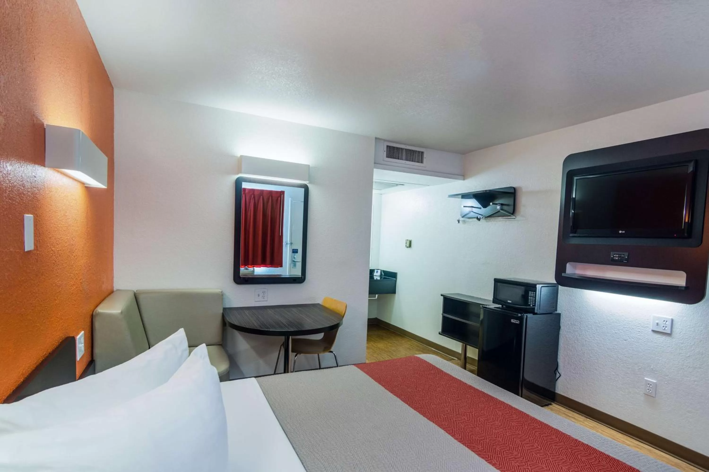 TV and multimedia, Bed in Motel 6-Ardmore, OK