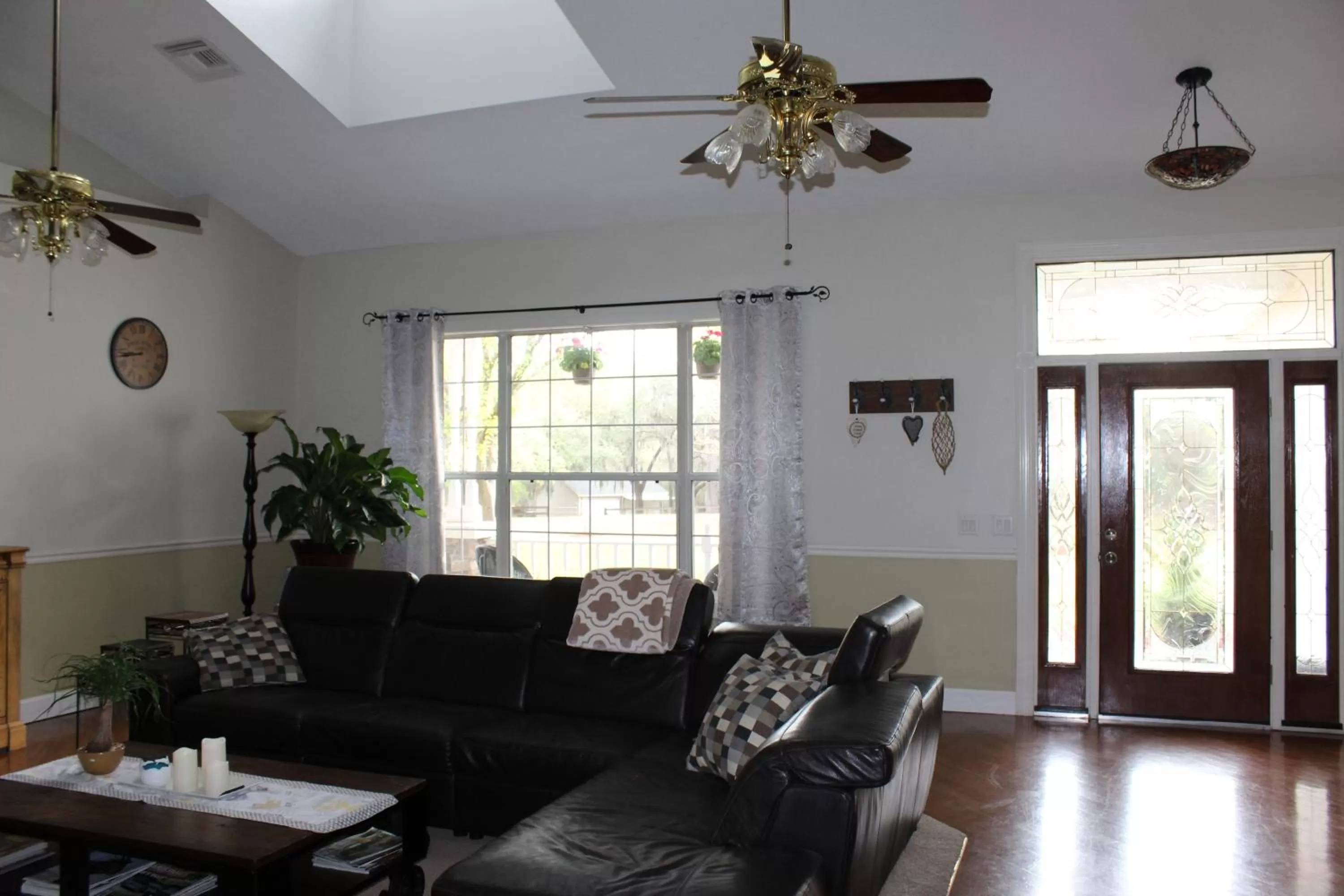 Communal lounge/ TV room in Rock Pointe Ranch