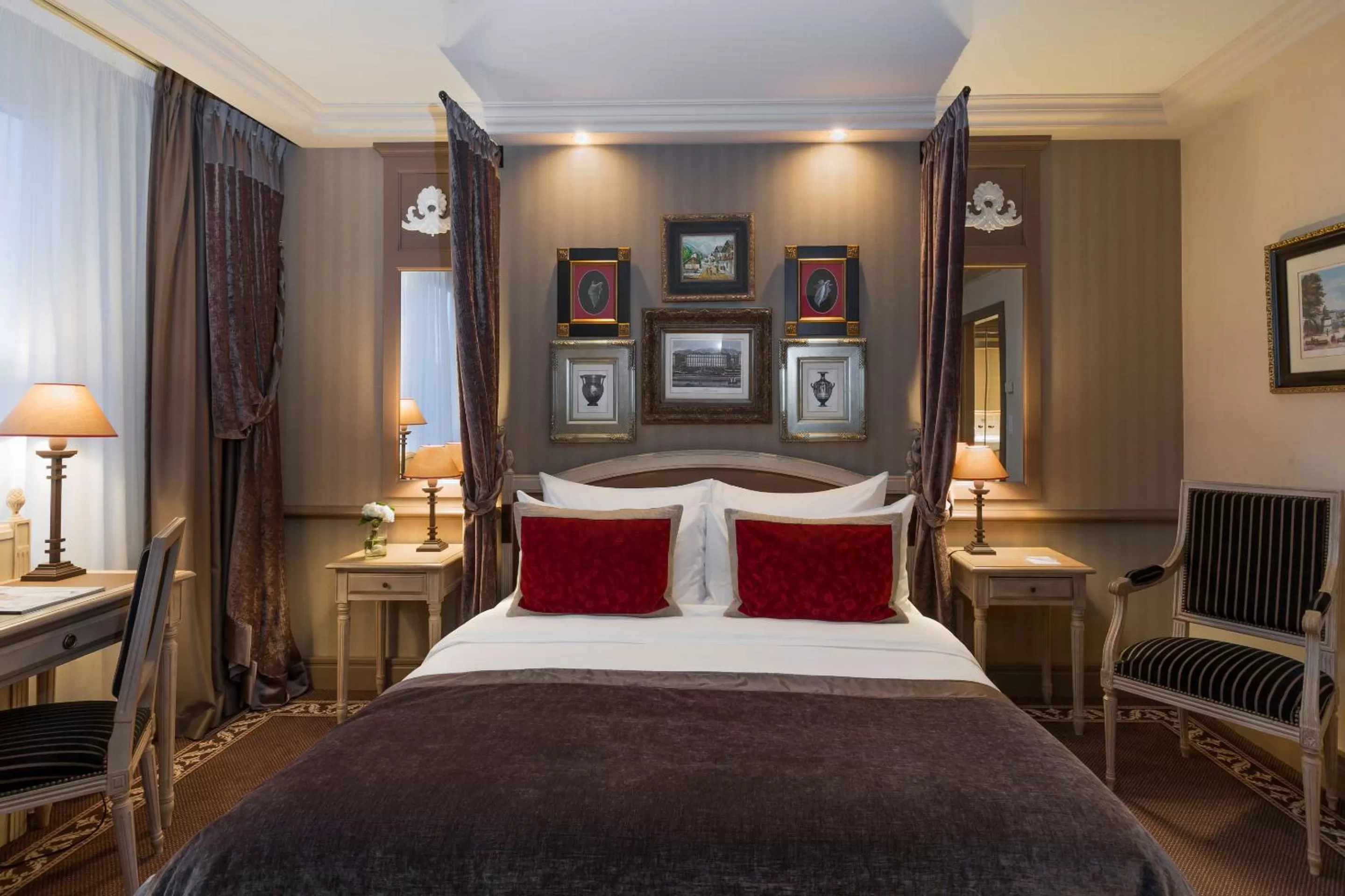 Bedroom, Bed in Royal Manotel