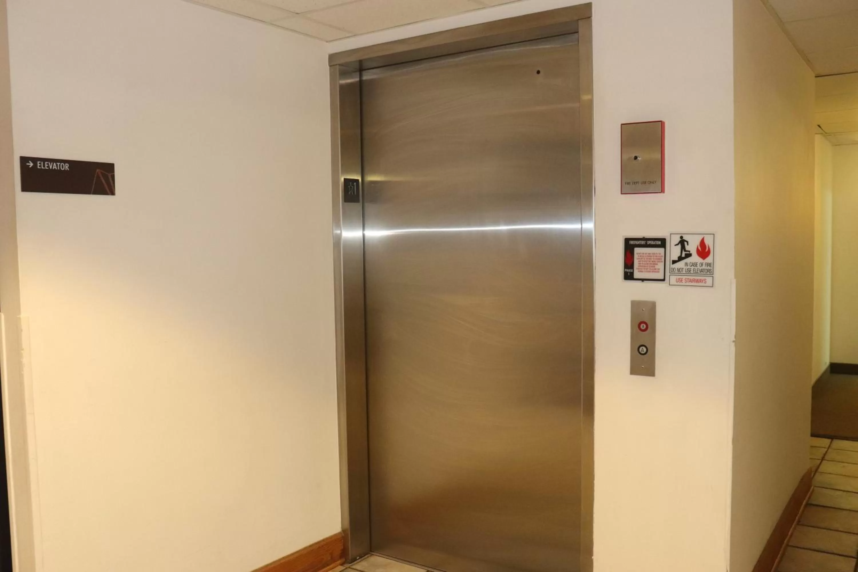 elevator in Howard Johnson by Wyndham Tifton GA I-75