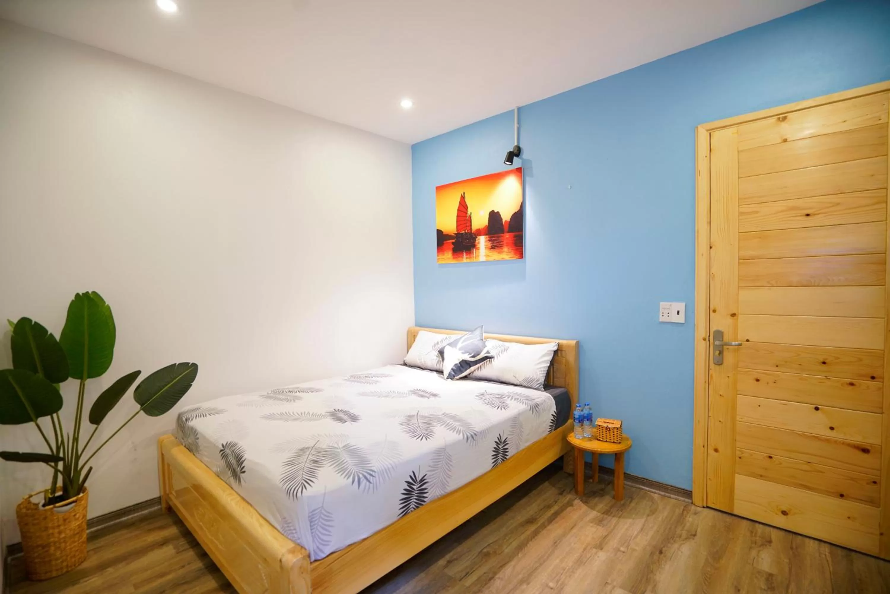 Photo of the whole room, Bed in Halong bay Almorhome