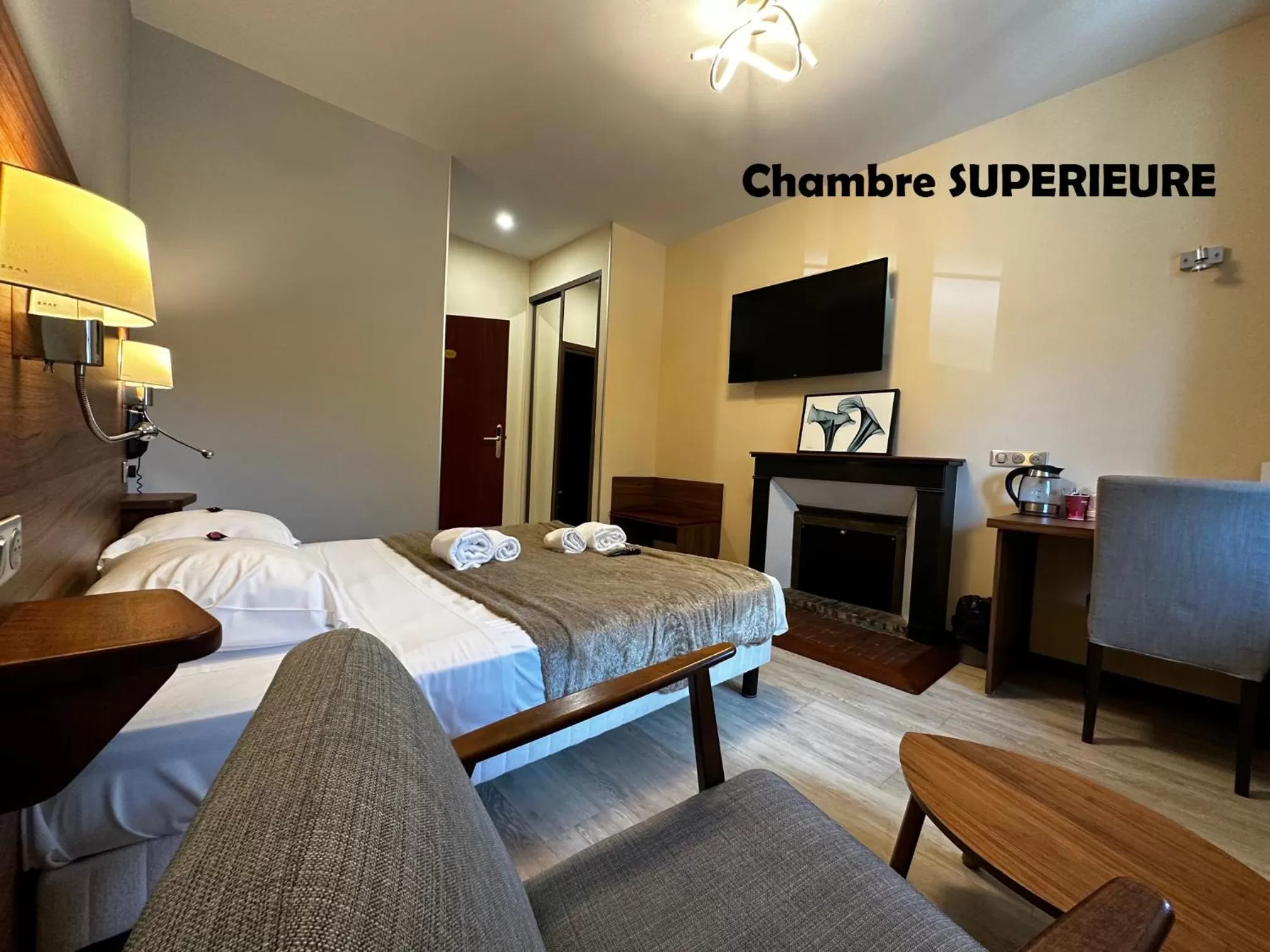 Bed in Hôtel Terminus - Pizzeria Pizz'a gogo - salle de sport - face à la gare