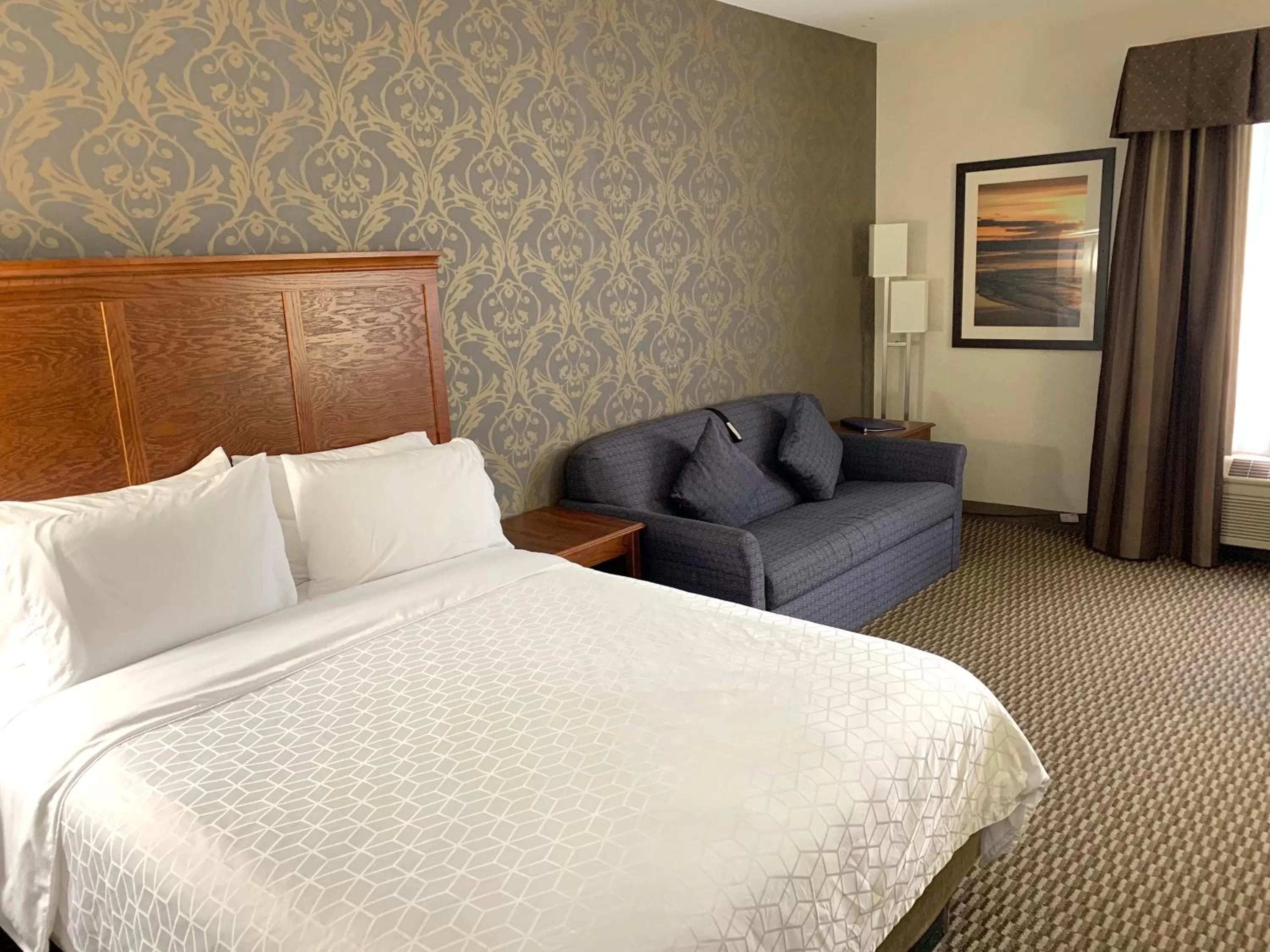 Bedroom, Bed in Holiday Inn Express Holland by IHG