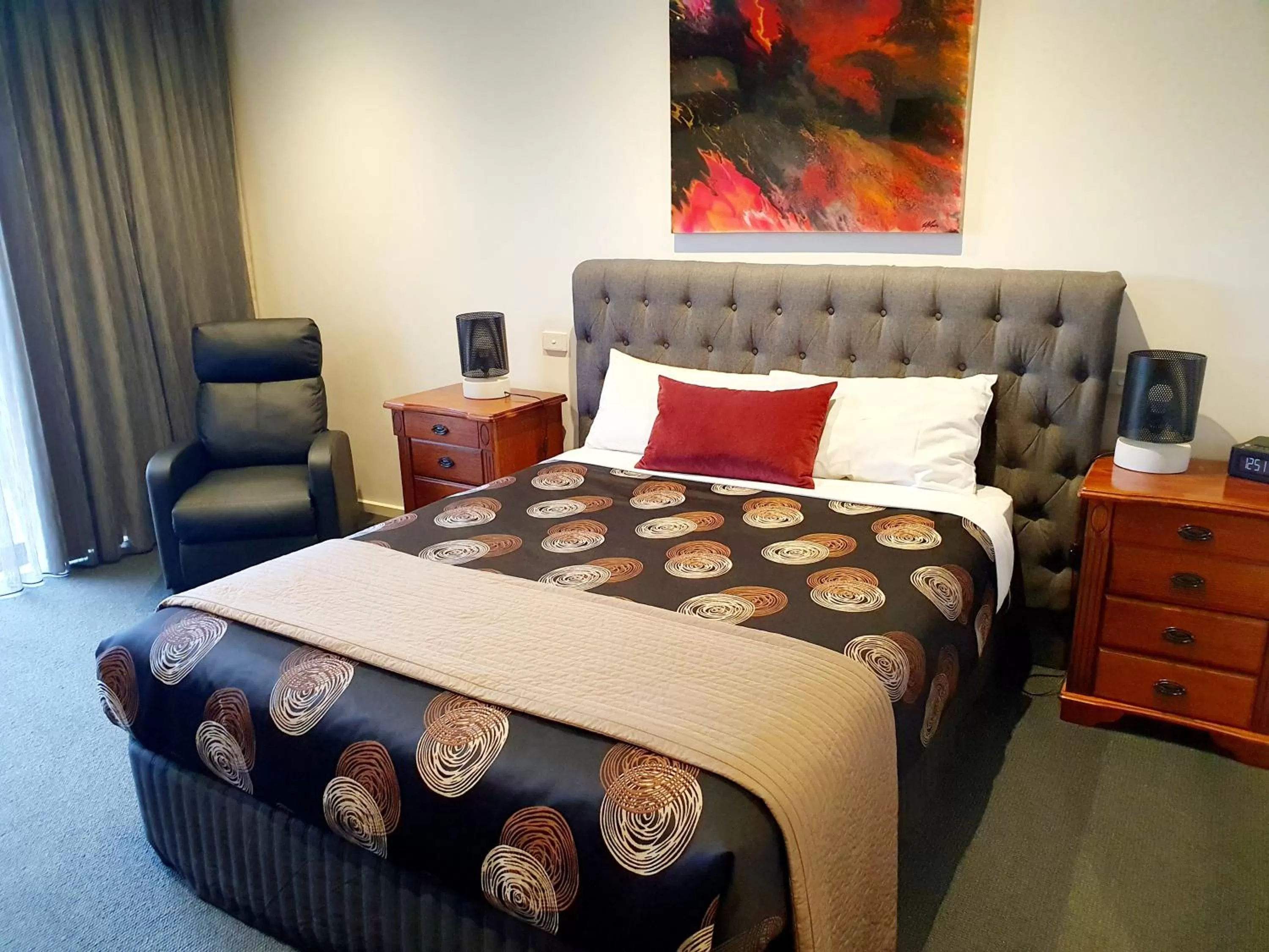 View (from property/room), Bed in Addison Motor Inn