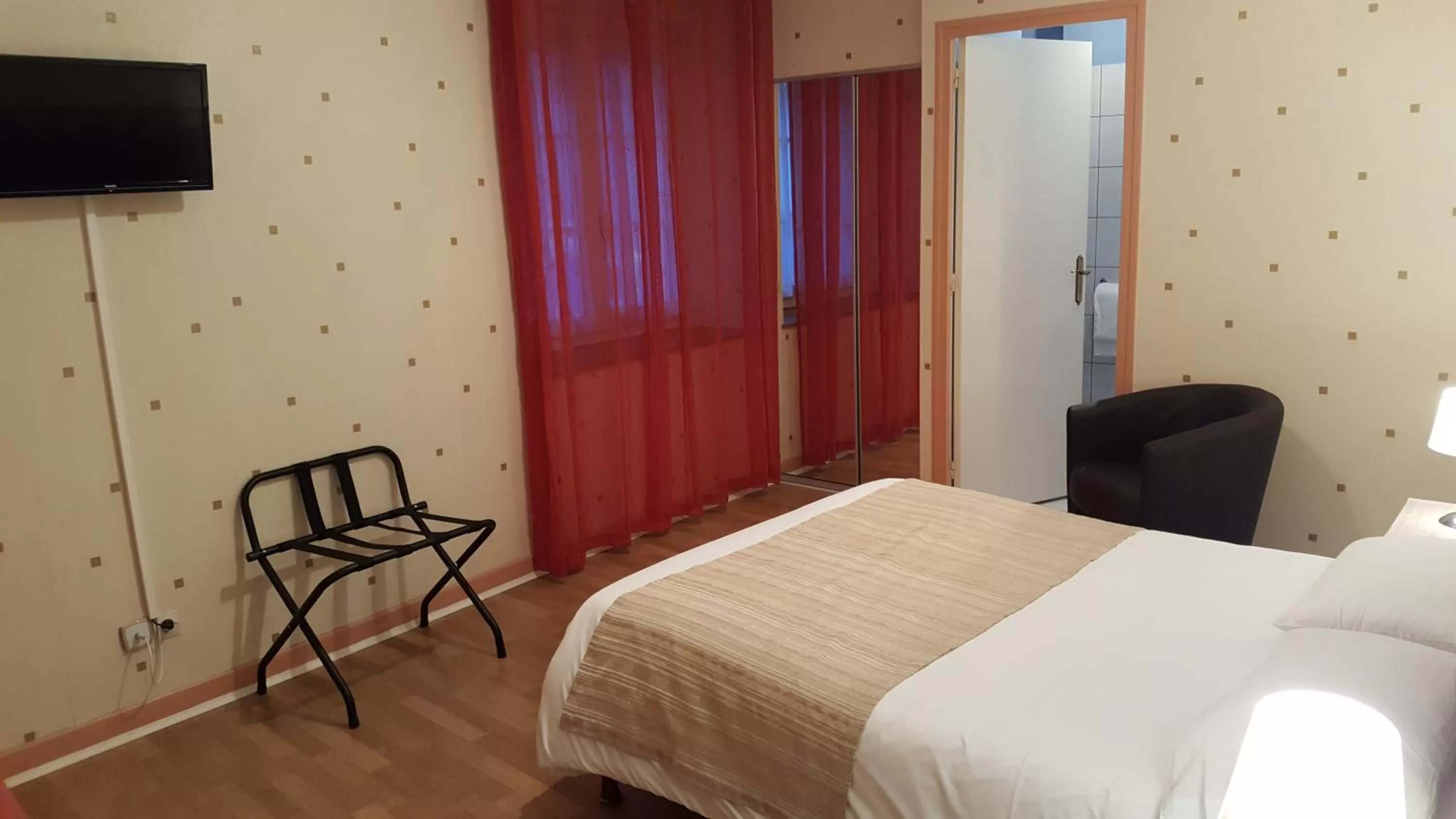 Photo of the whole room, Bed in Hotel Le Bon Laboureur