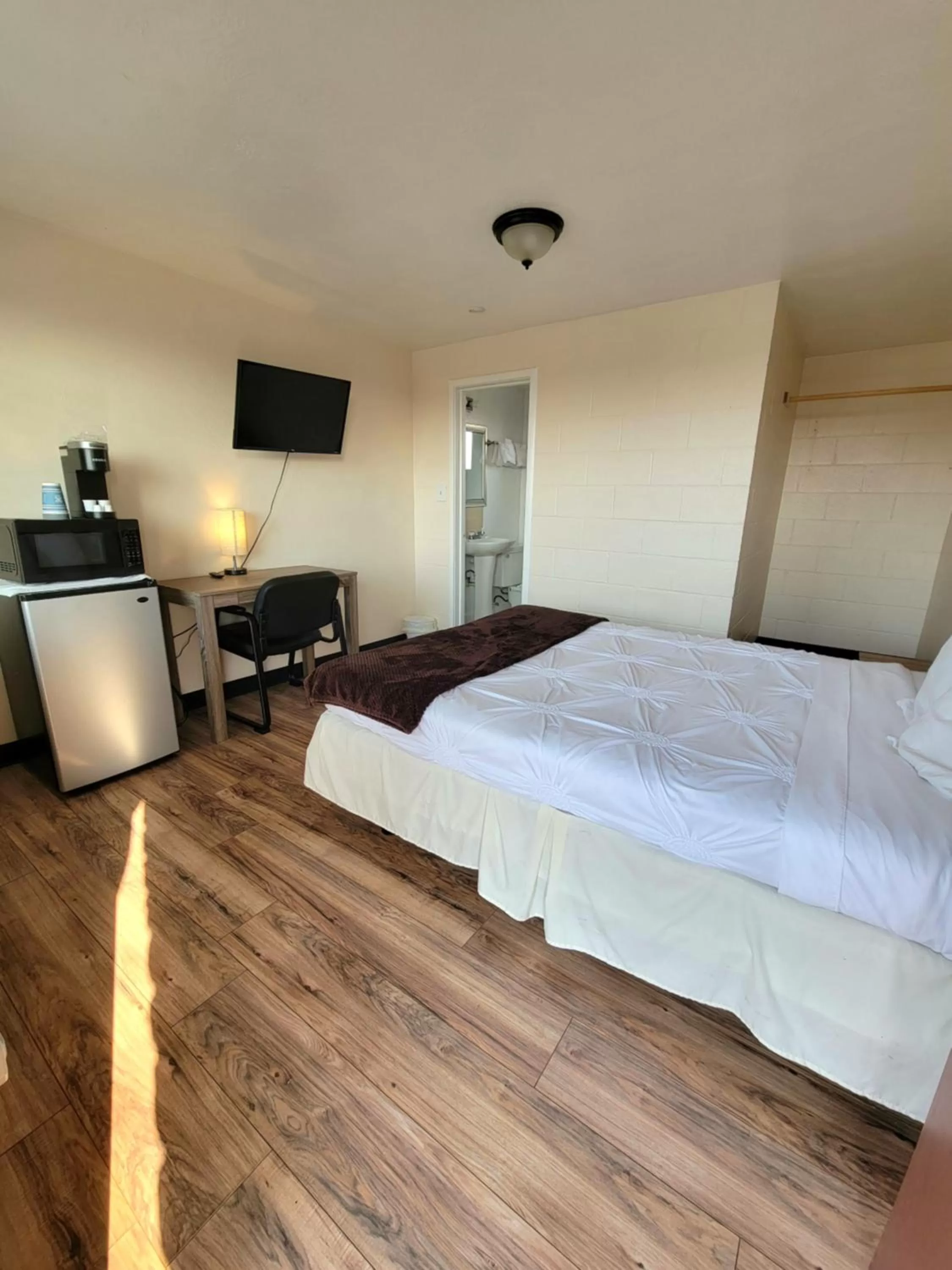 Photo of the whole room, Bed in Inn On 3rd Ave