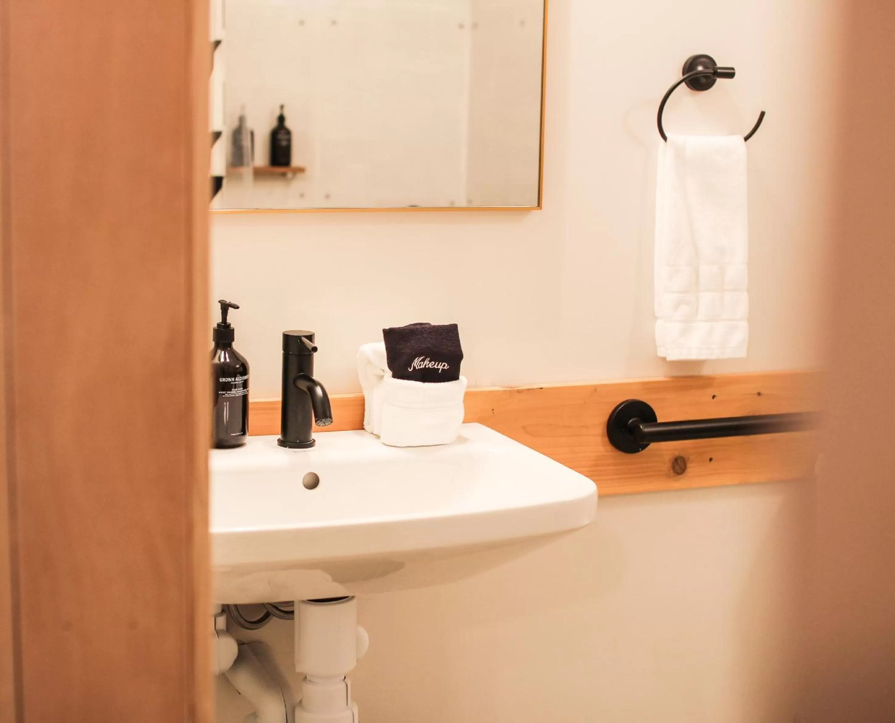 Bathroom in Bowline Hotel