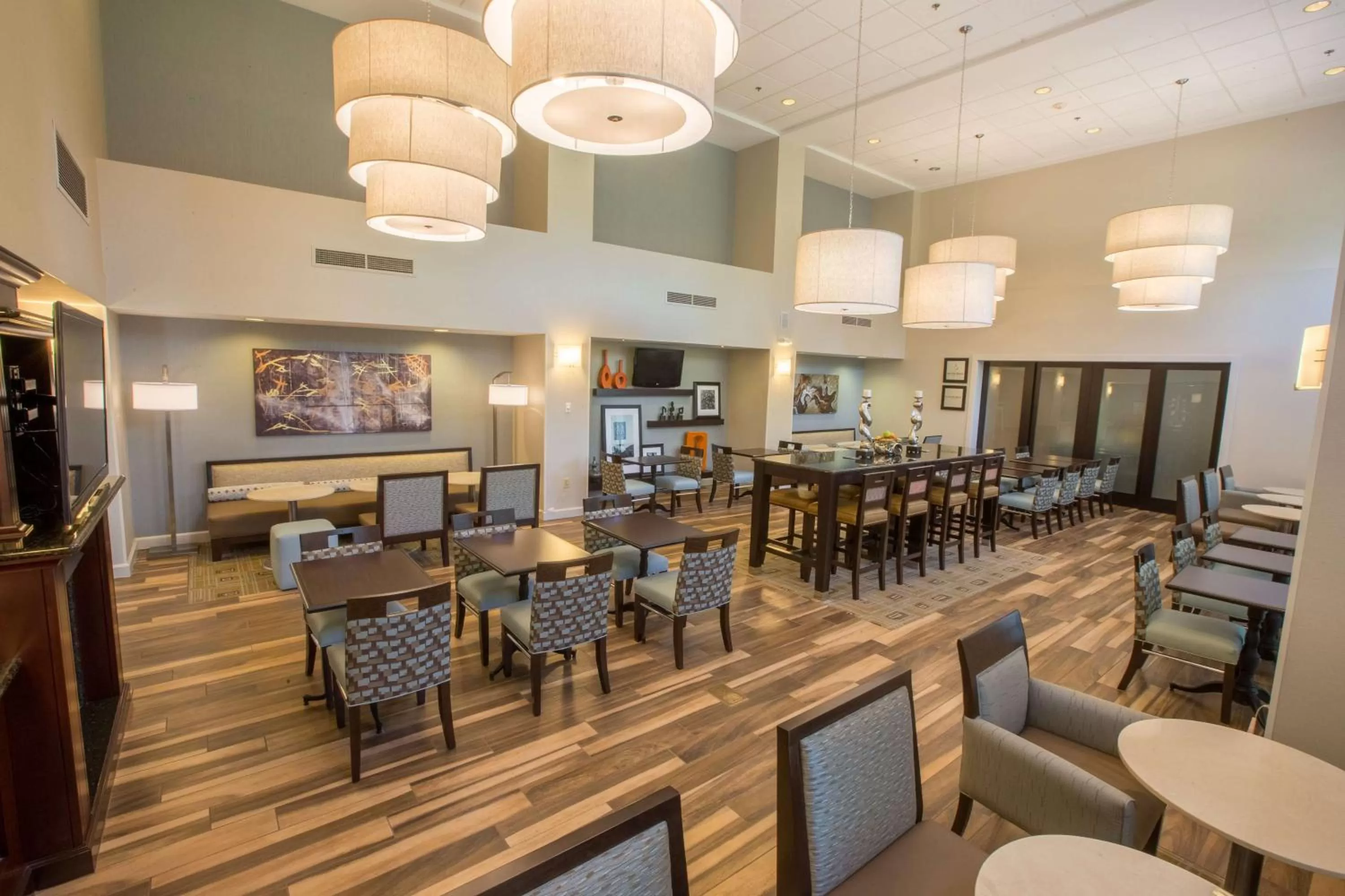Restaurant/places to eat in Hampton Inn & Suites Berkshires-Lenox
