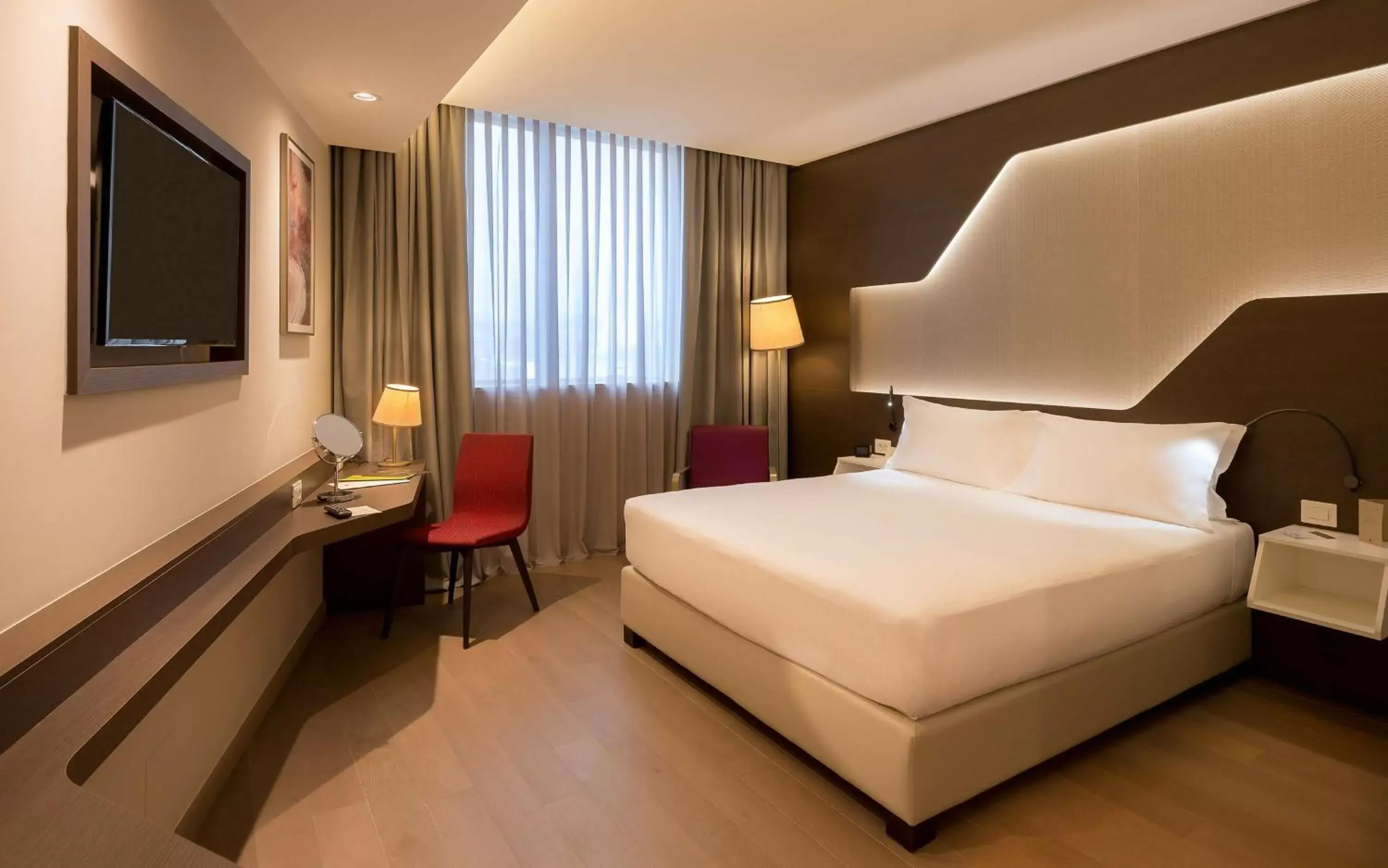 Deluxe King Room - single occupancy in DoubleTree by Hilton Yerevan City Centre Deluxe King Room - single occupancy in DoubleTree by Hilton Yerevan City Centre