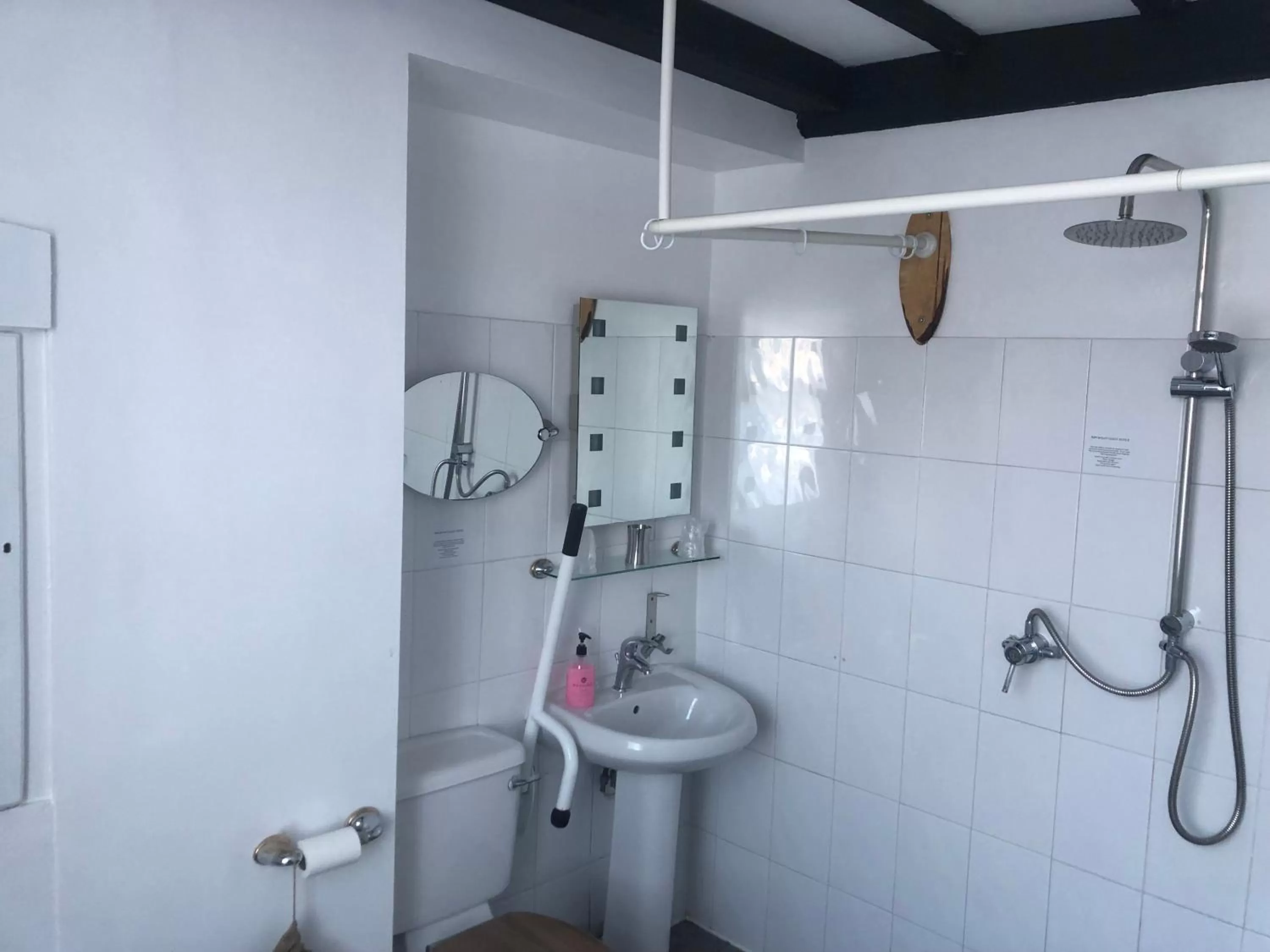 Shower in The Mug House Inn