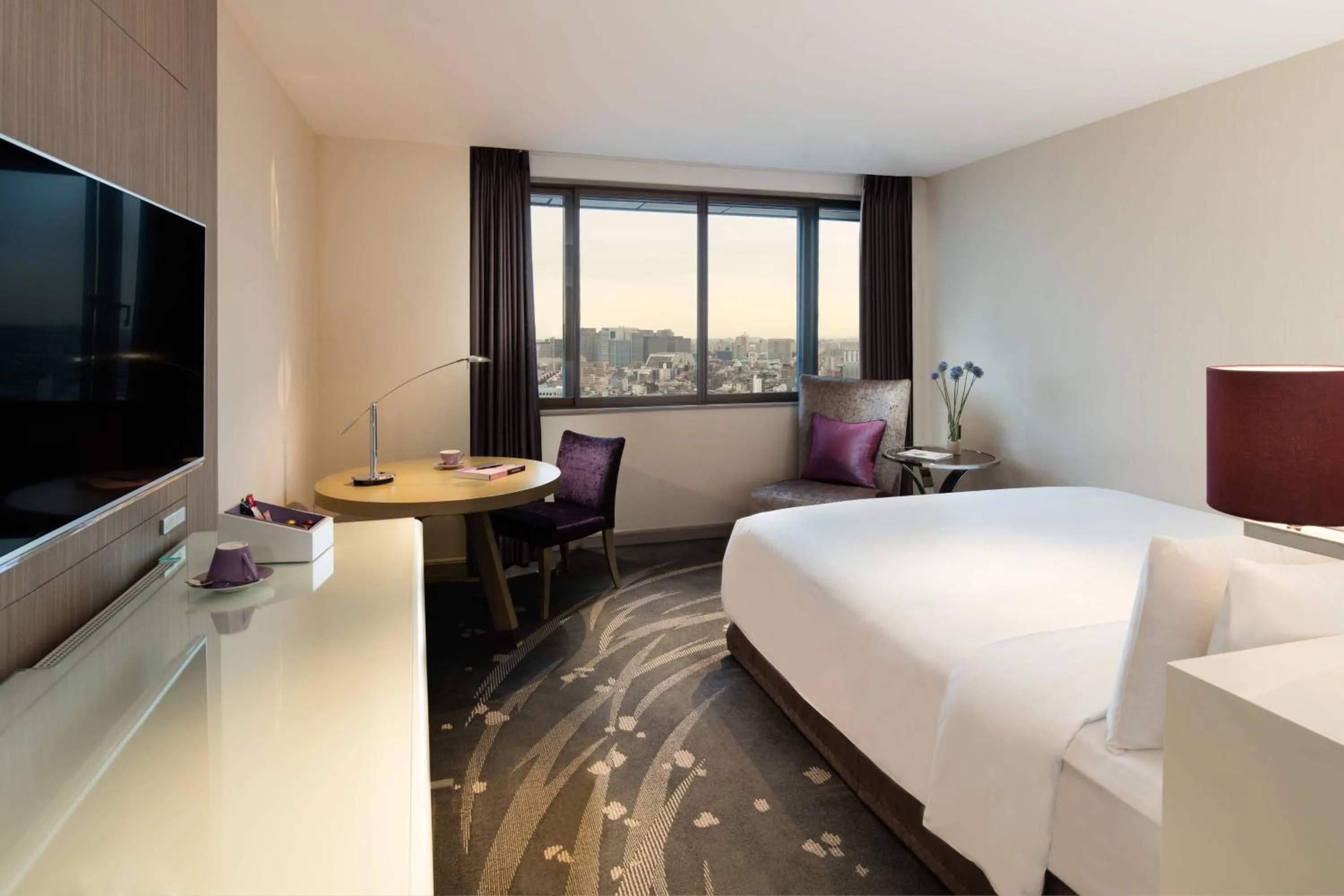 Photo of the whole room, Bed in Tokyo Marriott Hotel