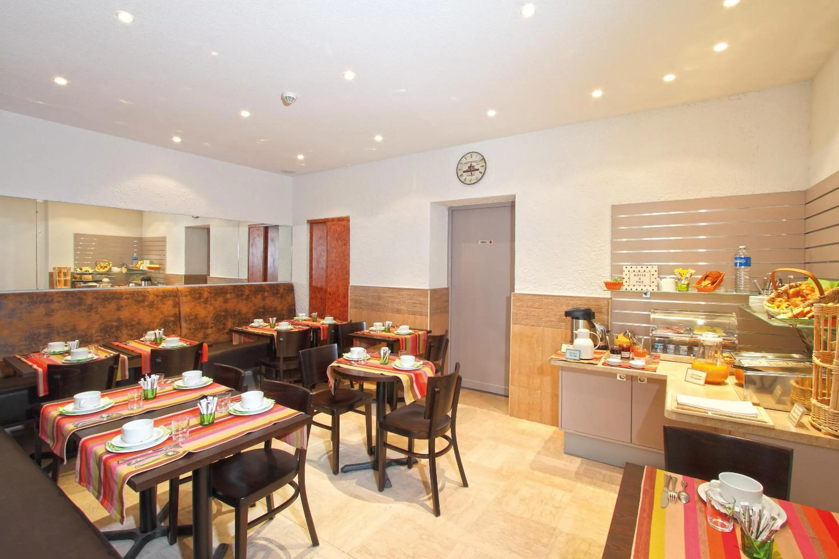 Restaurant/places to eat in Hotel Le 21