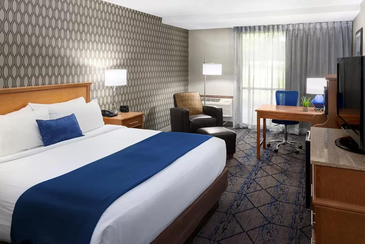 King Room in Arrowwood Resort and Conference Center King Room in Arrowwood Resort and Conference Center