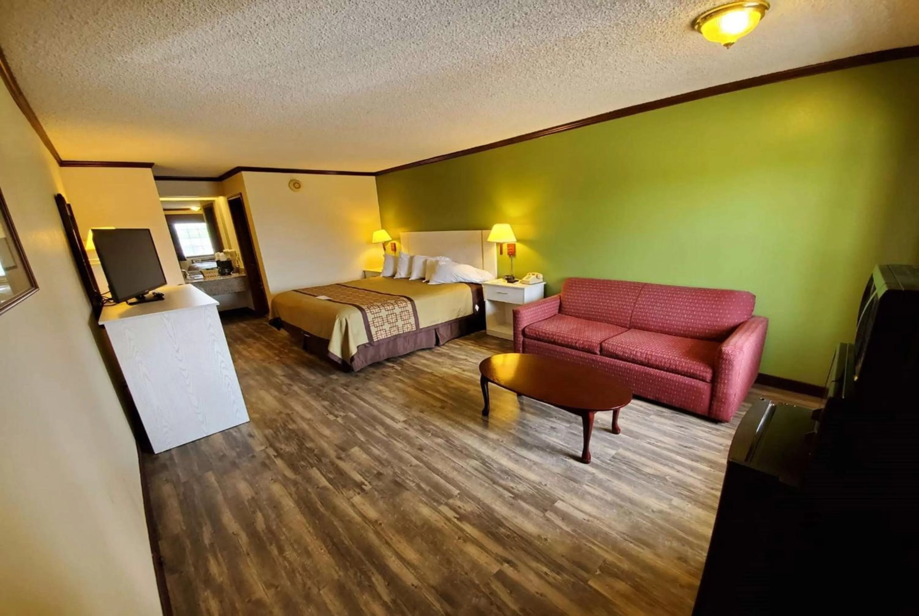 Photo of the whole room, Bed in Days Inn by Wyndham Monett