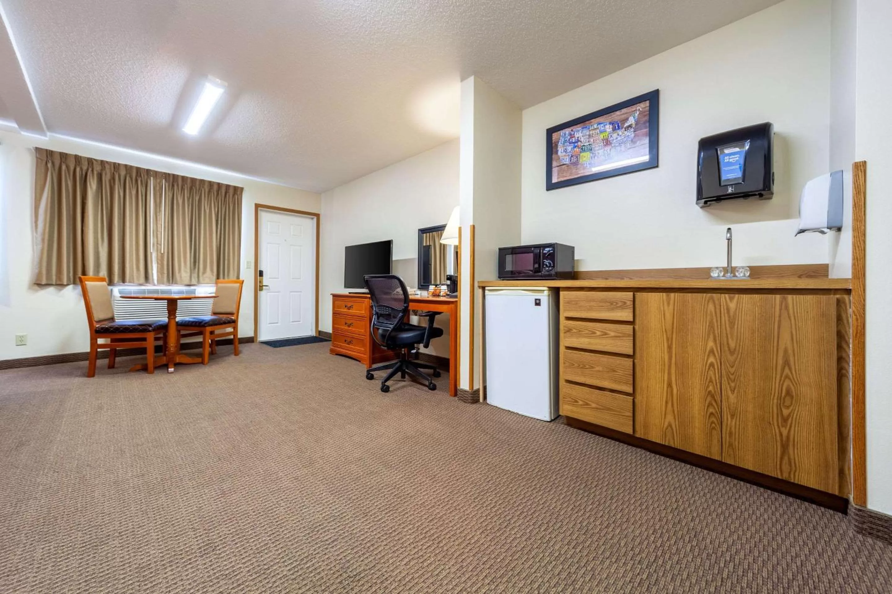 Photo of the whole room in Econo Lodge
