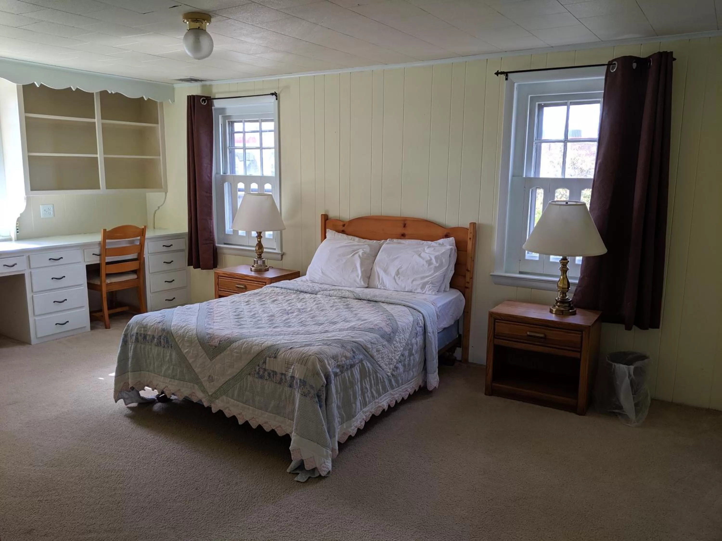 Bedroom, Bed in Spruce Lane Lodge and Cottages