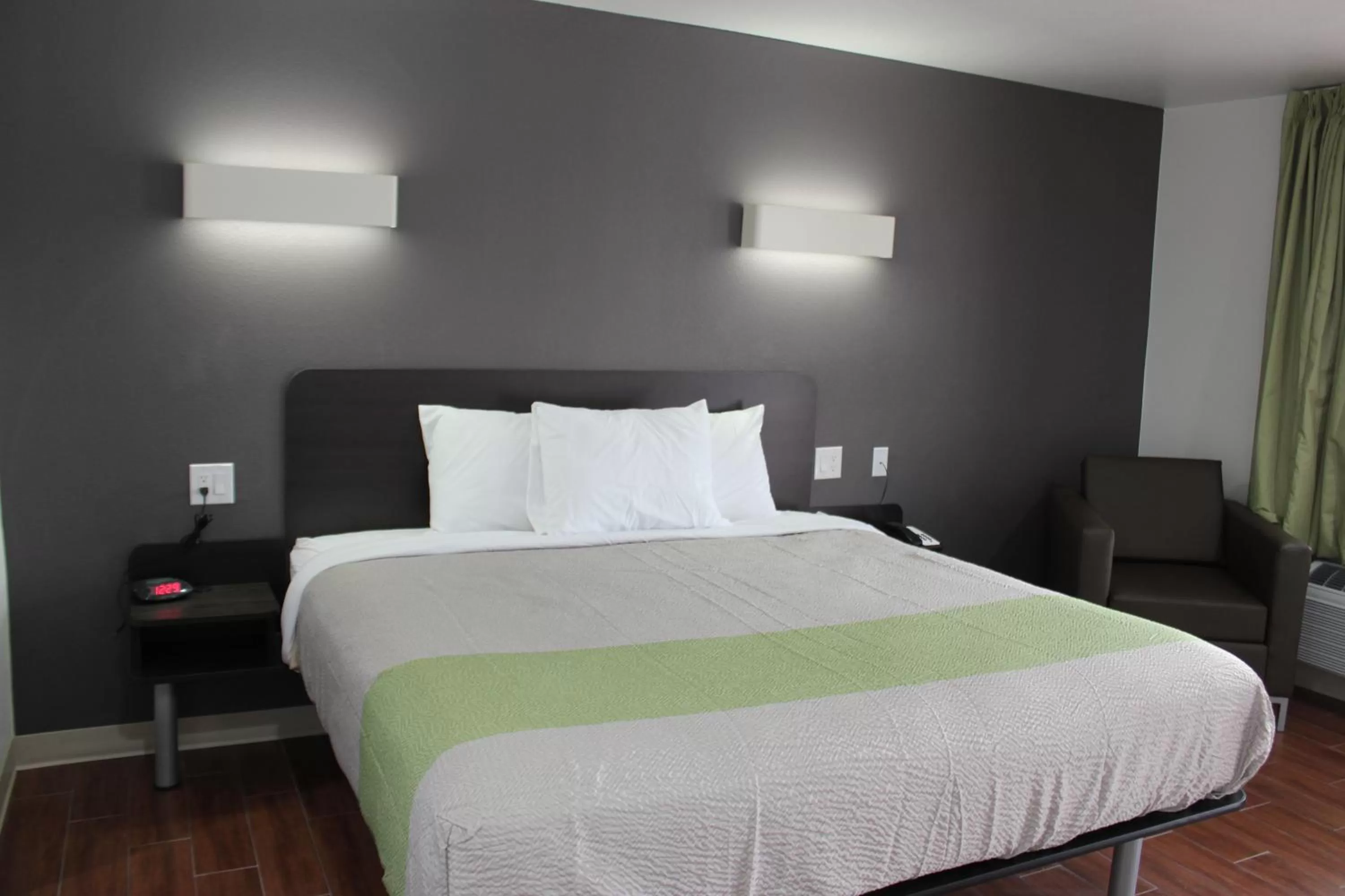 Living room, Bed in Studio 6-Houston, TX - East