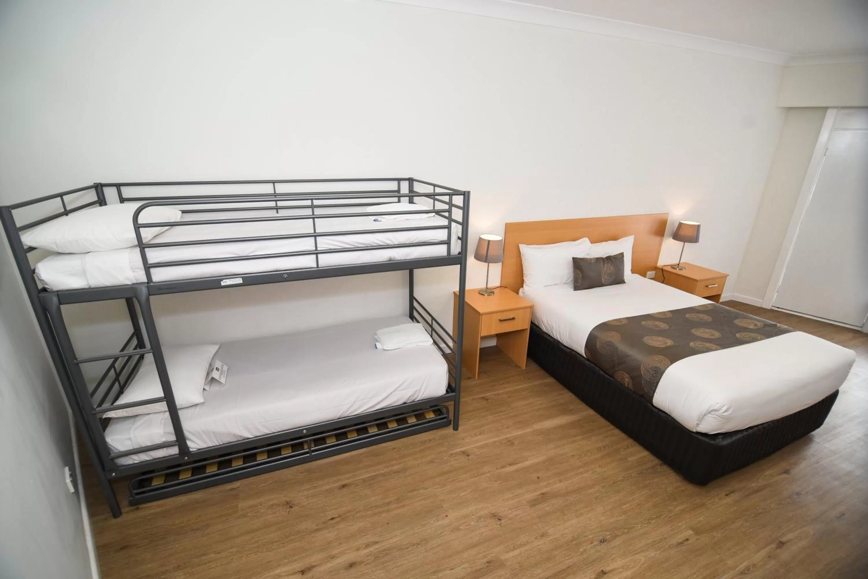 Bedroom, Bed in Dandenong Motel