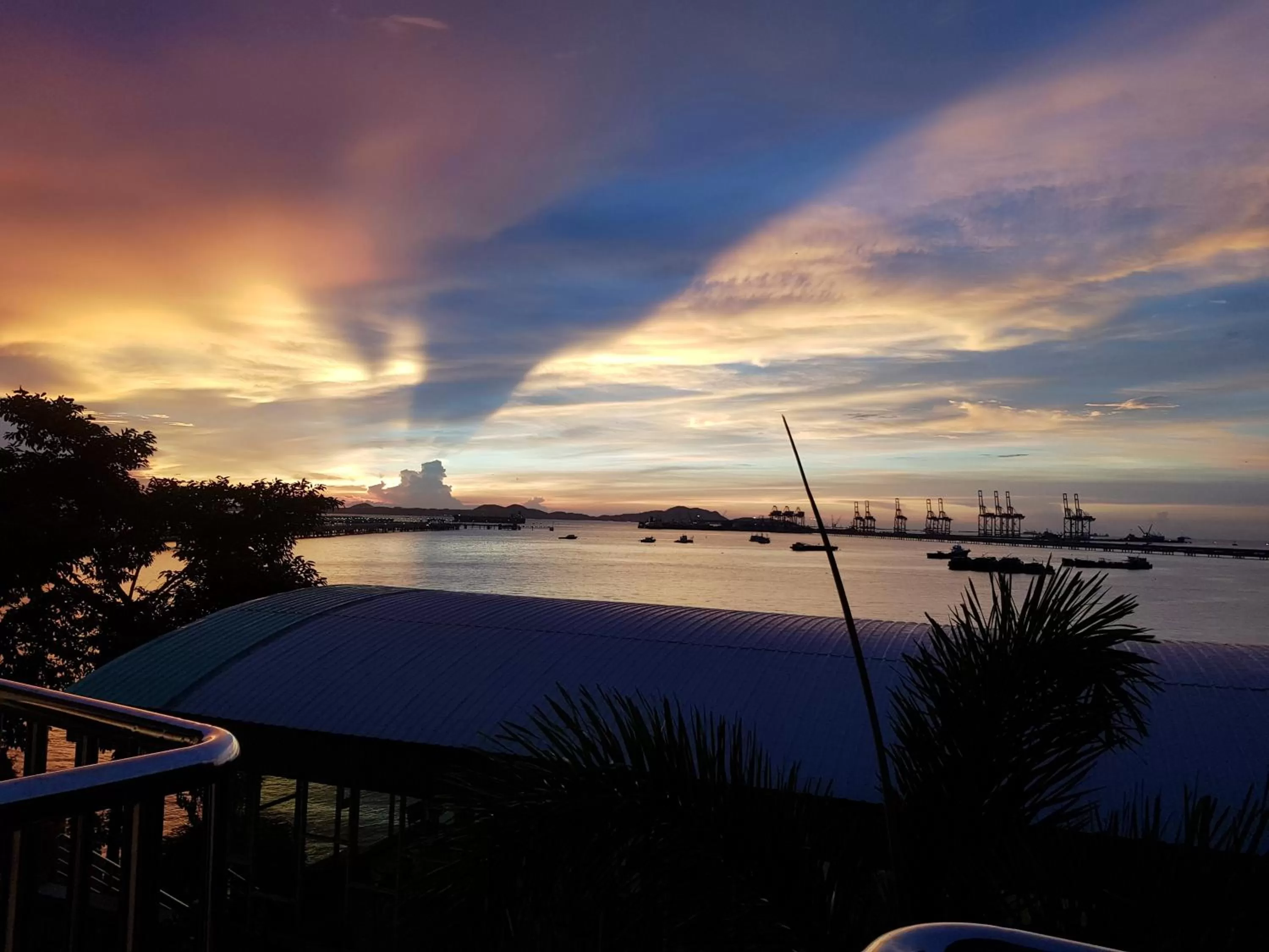 Sunset in โรงแรม ชาโตว์วิสต้า