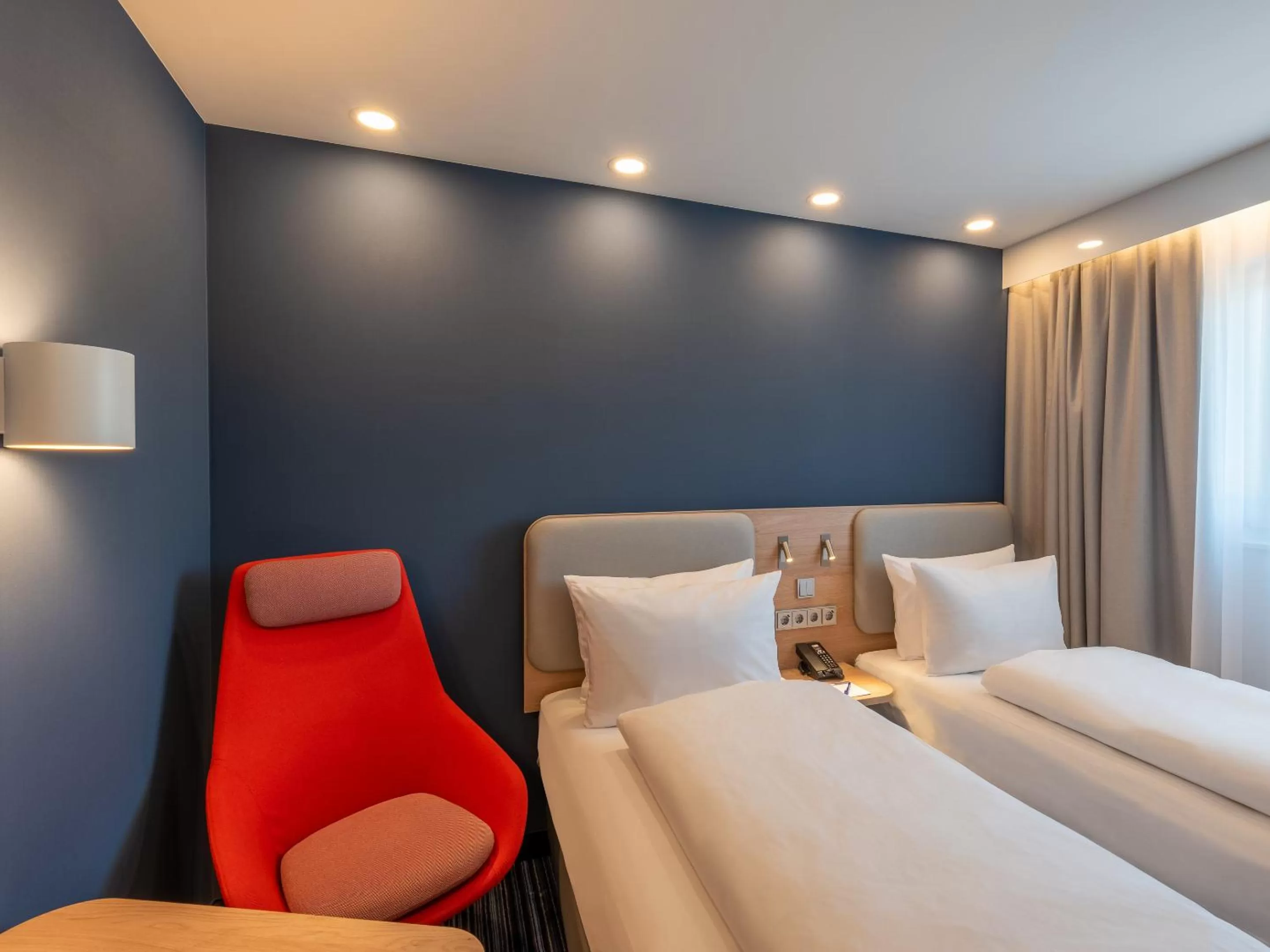 Photo of the whole room, Bed in Holiday Inn Express - Hamburg South A7-AS42 by IHG