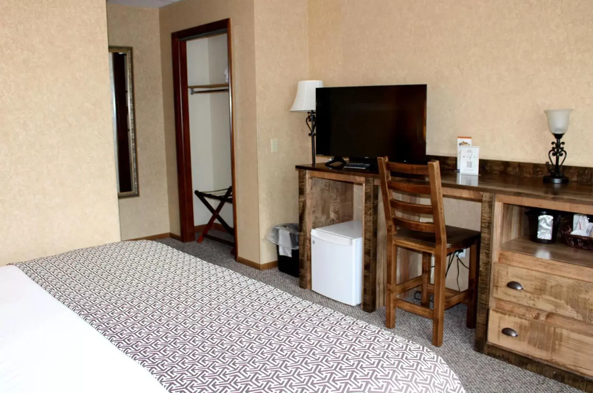 King Room in Bayside Resort, Lake George NY King Room in Bayside Resort, Lake George NY