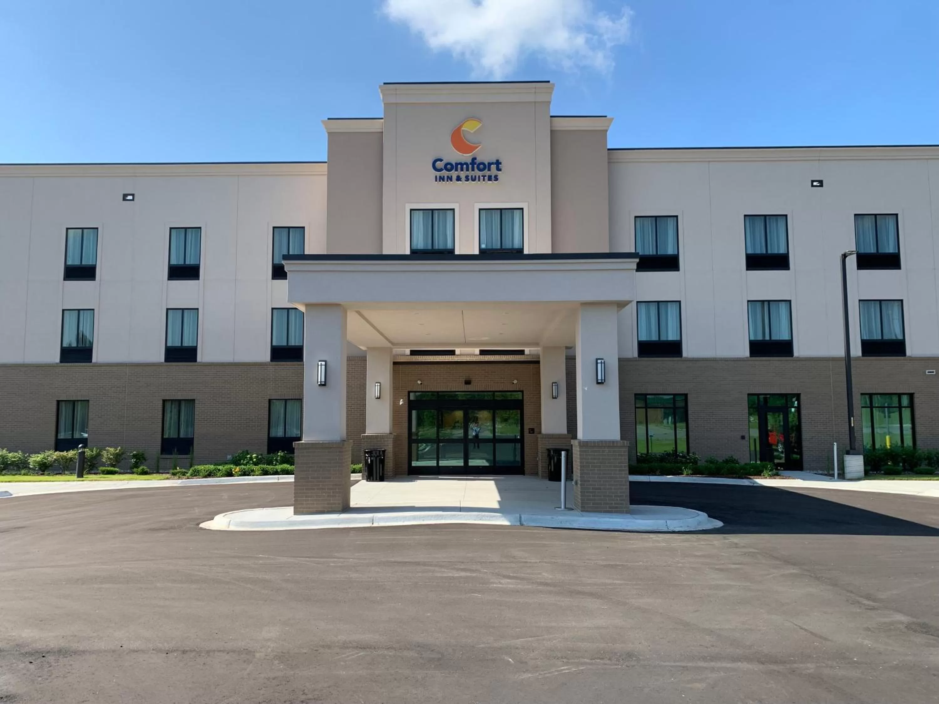Facade/entrance in Comfort Inn & Suites Clarkston Pine Knob Area