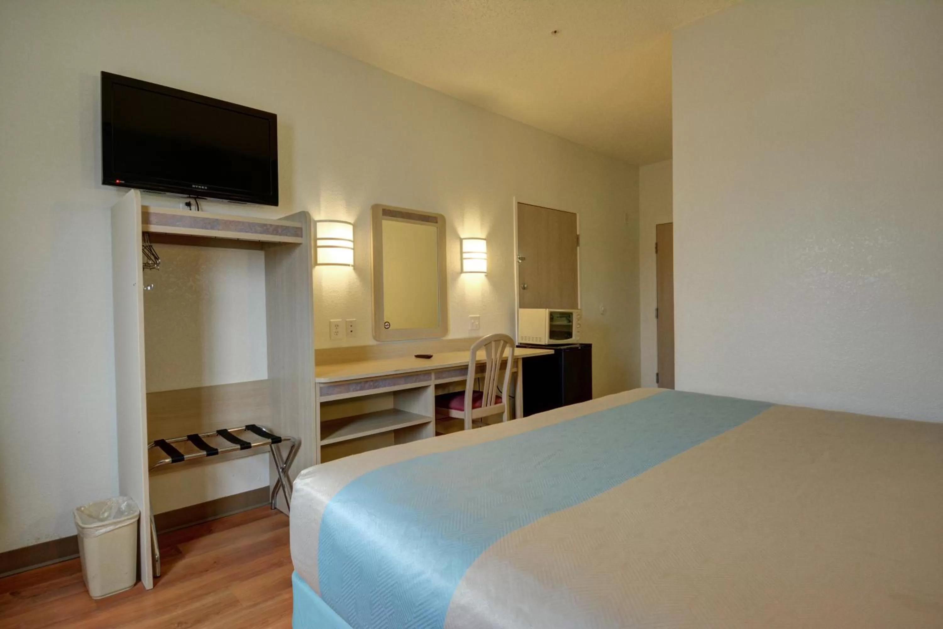 TV and multimedia, Bed in Motel 6-Denison, TX