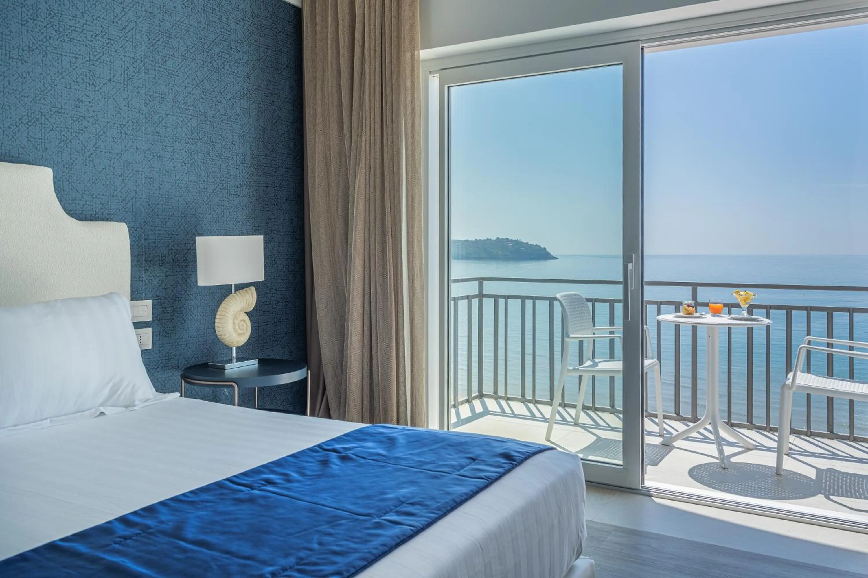 Balcony/Terrace, Bed in Summit Hotel