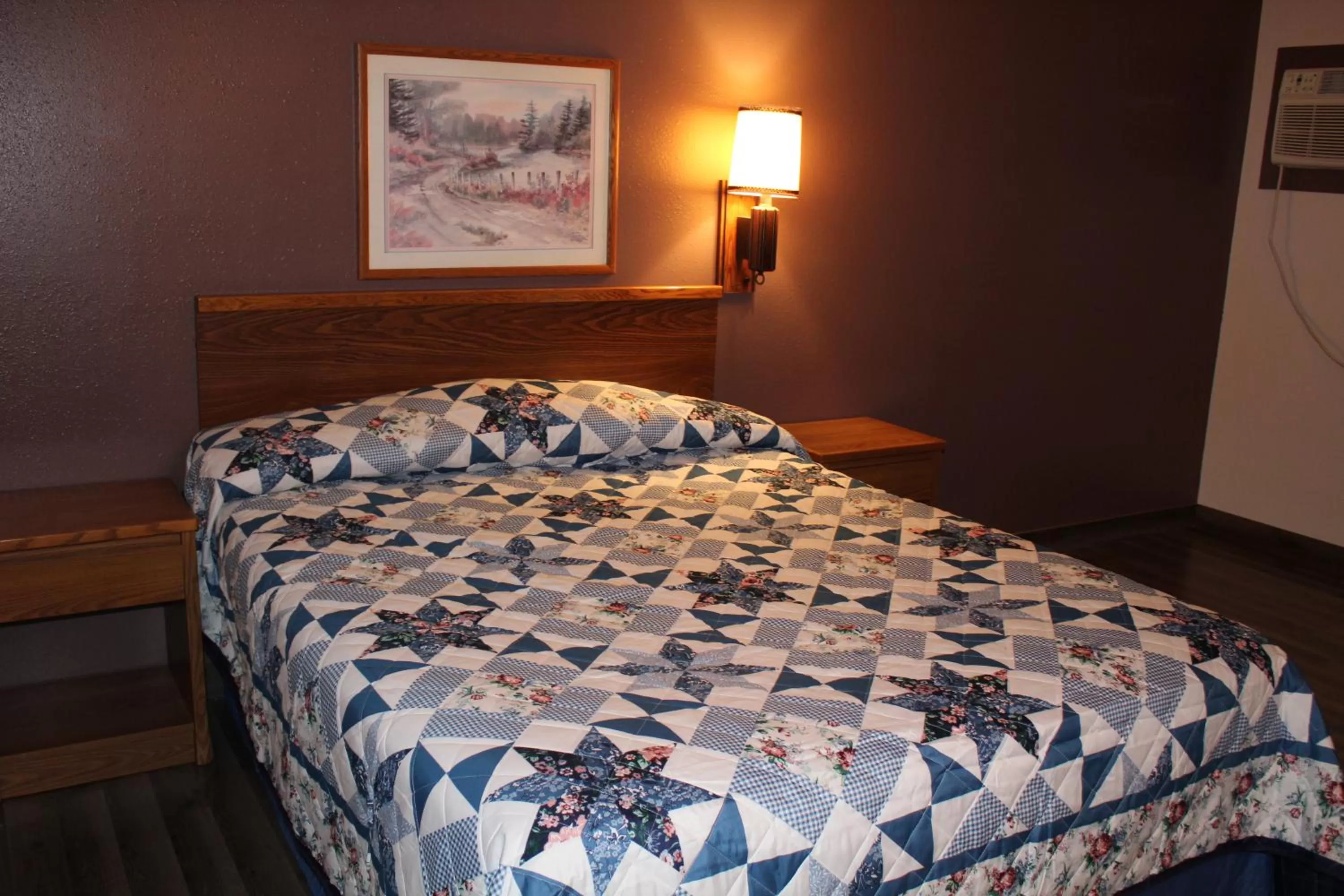 Photo of the whole room, Bed in Rodeway Inn Gateway to Medora T-Roosevelt & Makoshika State Park