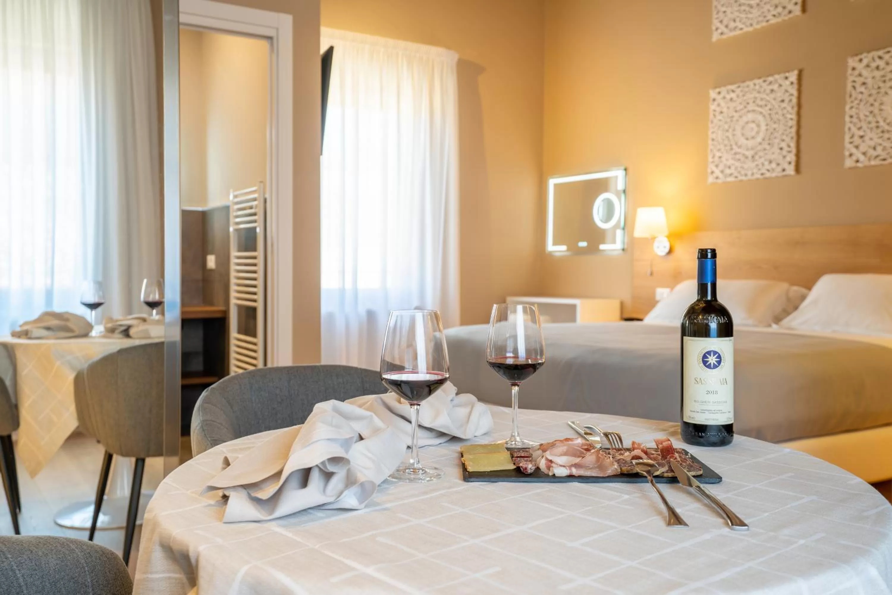 Food and drinks, Bed in GG8 Hotel & Suite SPA