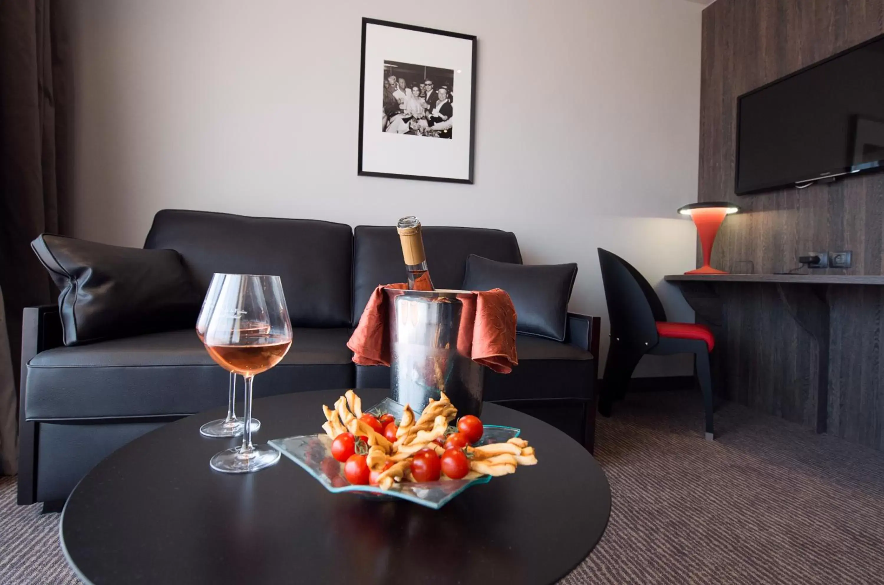 Suite with Terrace in Best Western Premier Le Patio des Artistes Wellness Jacuzzi Suite with Terrace in Best Western Premier Le Patio des Artistes Wellness Jacuzzi