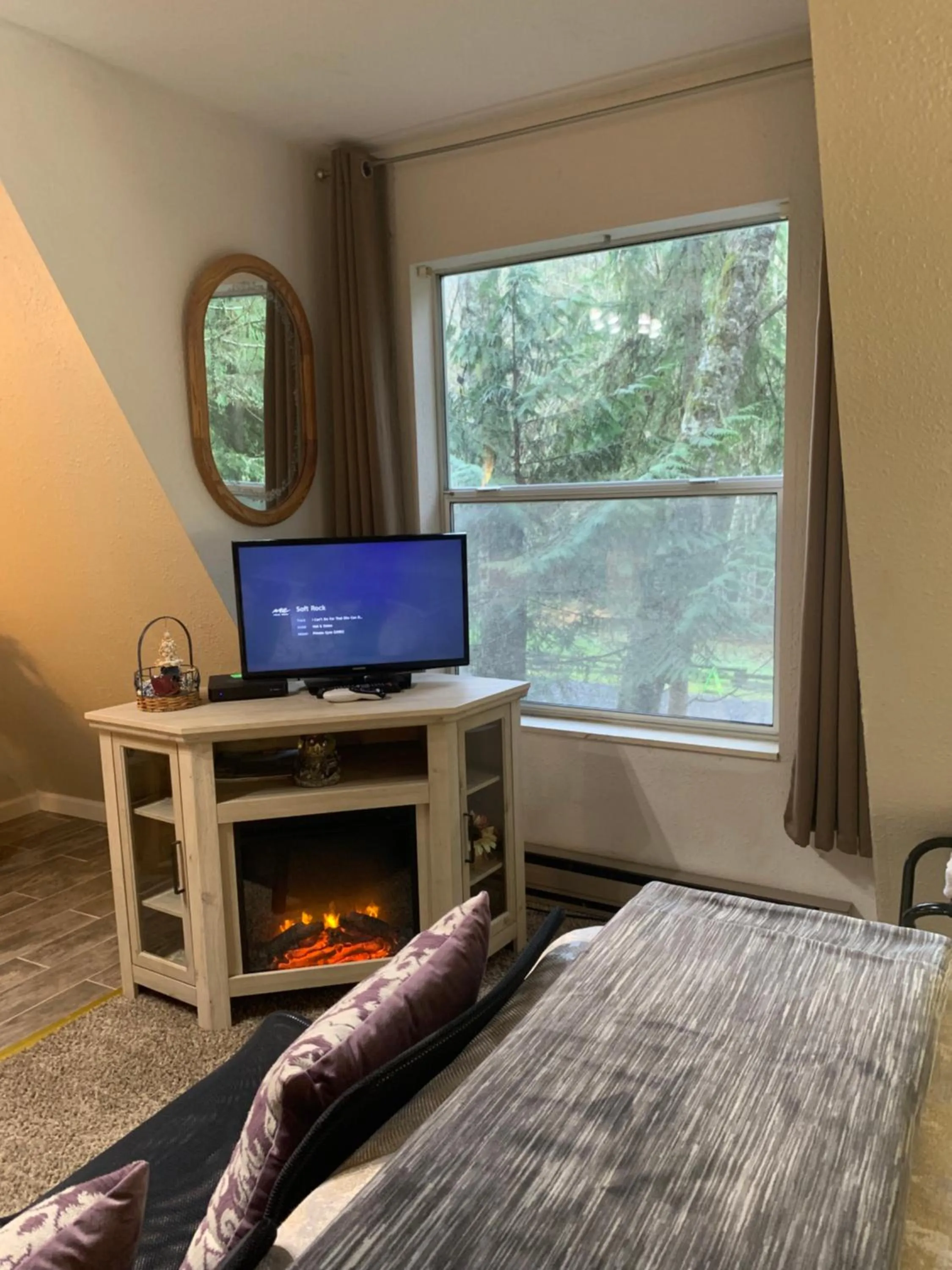 TV and multimedia, Bed in Mountain Meadows Inn & Chalet Suites
