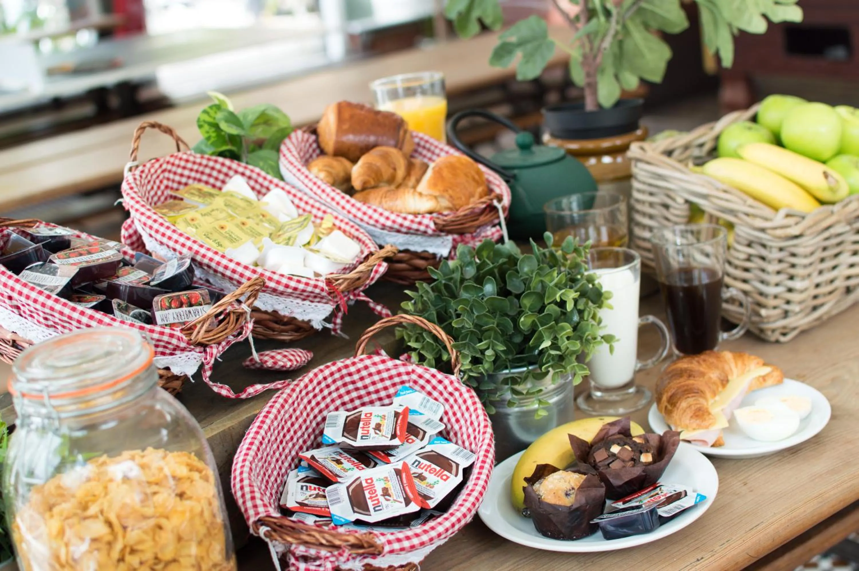 Breakfast in Palmers Lodge Swiss Cottage