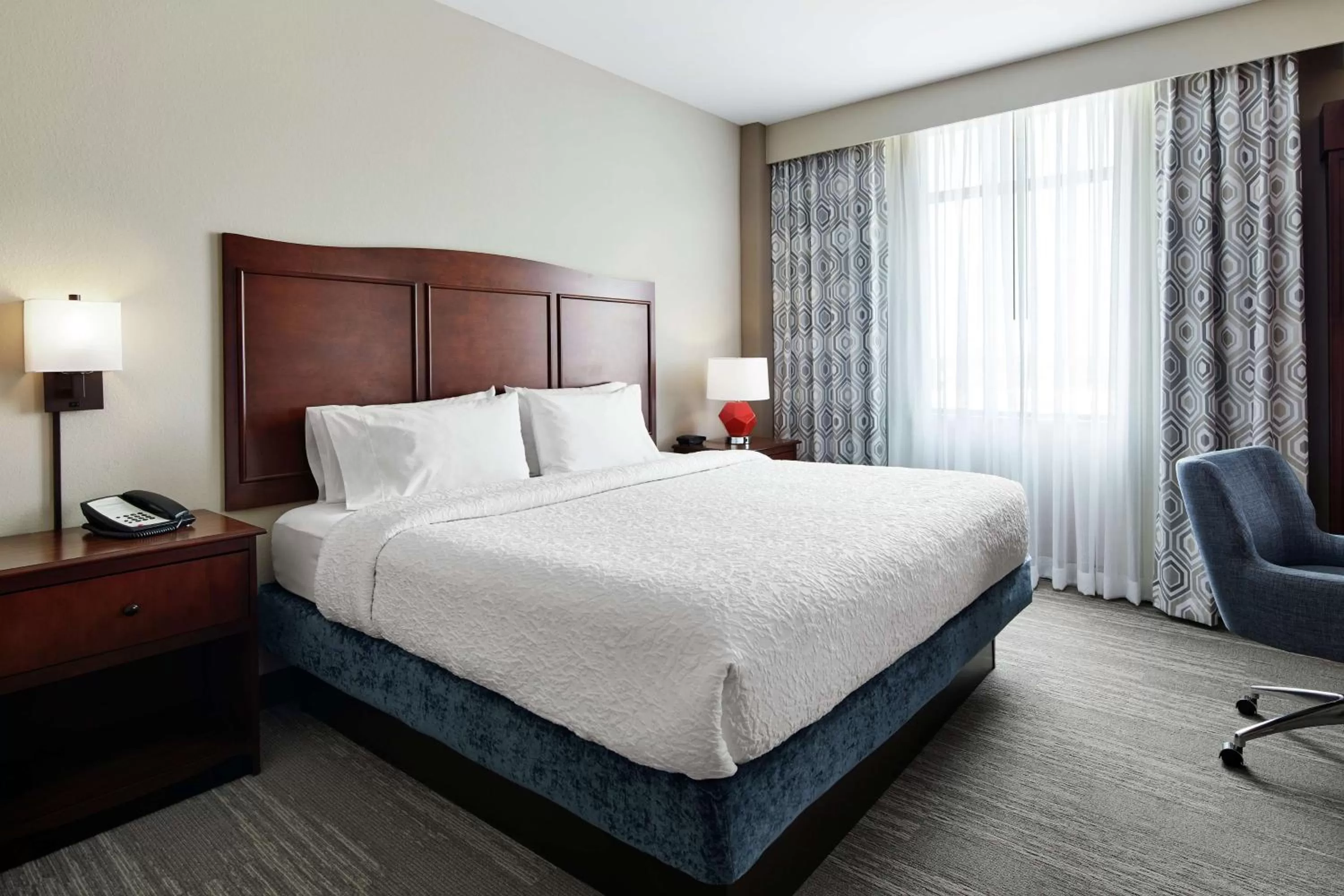 King Room with Roll in Shower in Hampton Inn & Suites Mt. Prospect