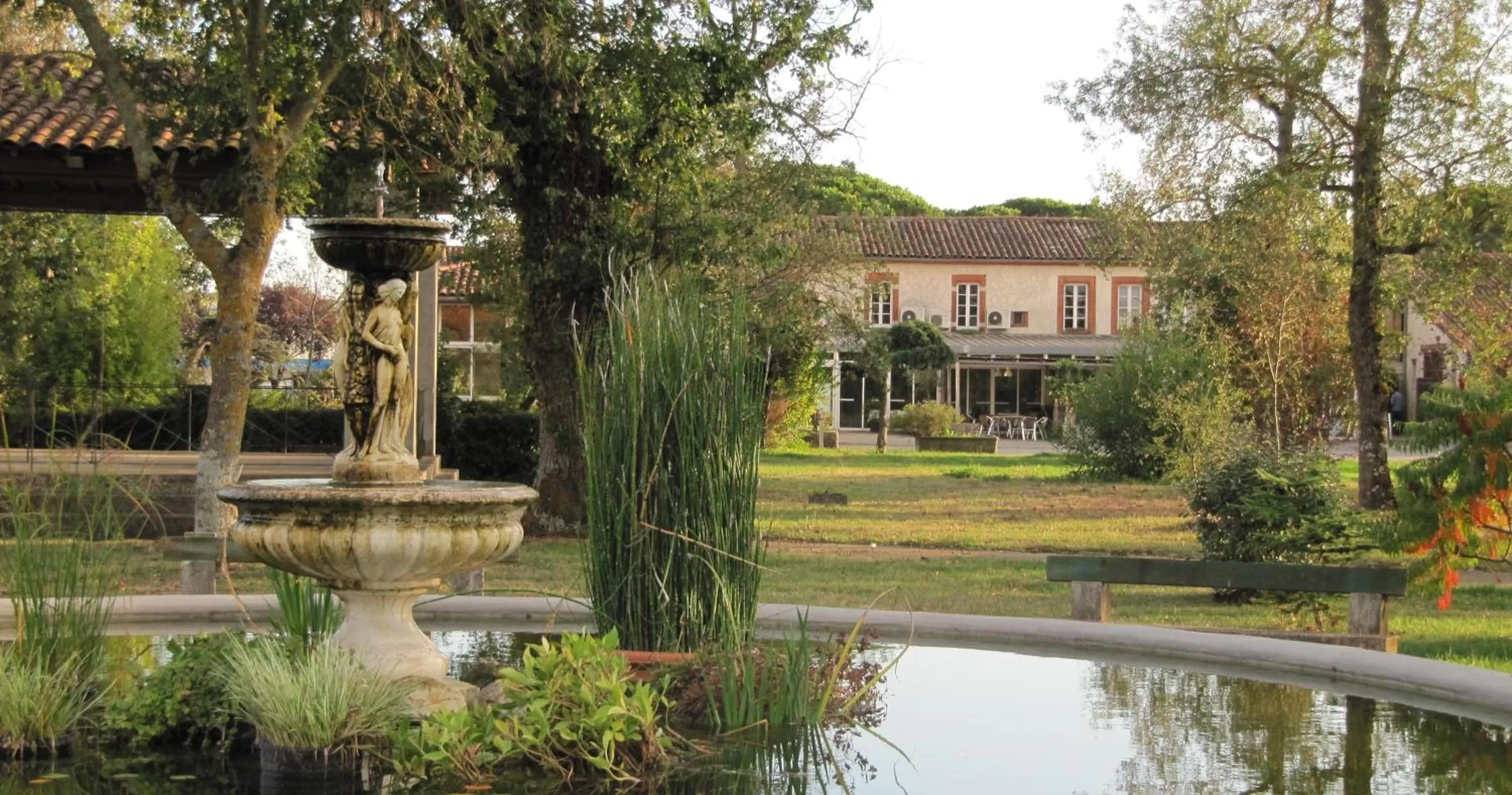 Property building in Best Western Plus Le Canard sur le Toit