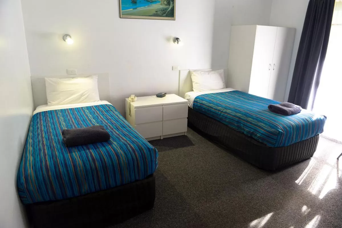 Property building, Bed in Bandicoot Motor Inn Hamilton