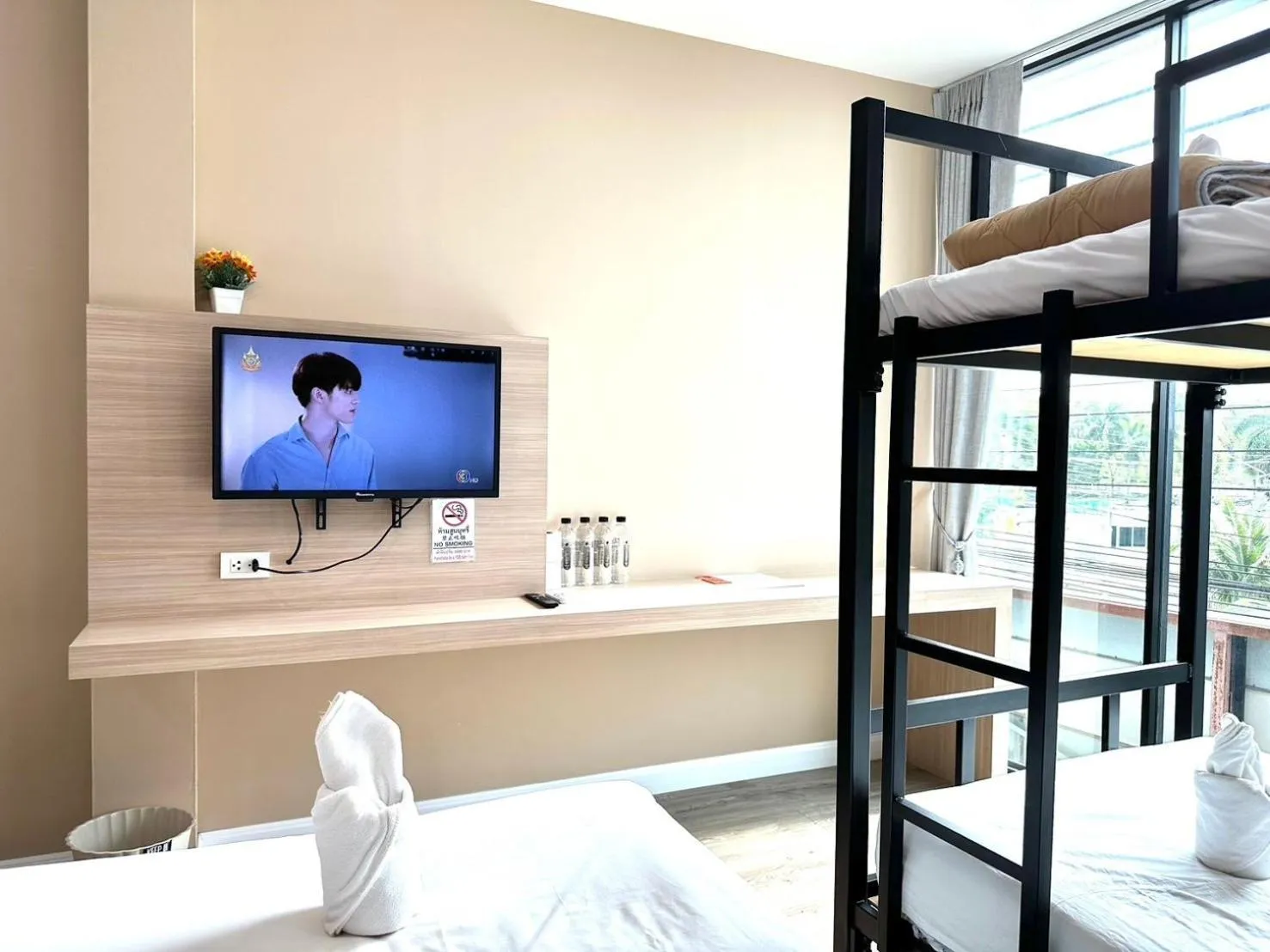 Communal lounge/ TV room, Bed in บันดารี่ ริชชี่ (Bhundaree Richy)