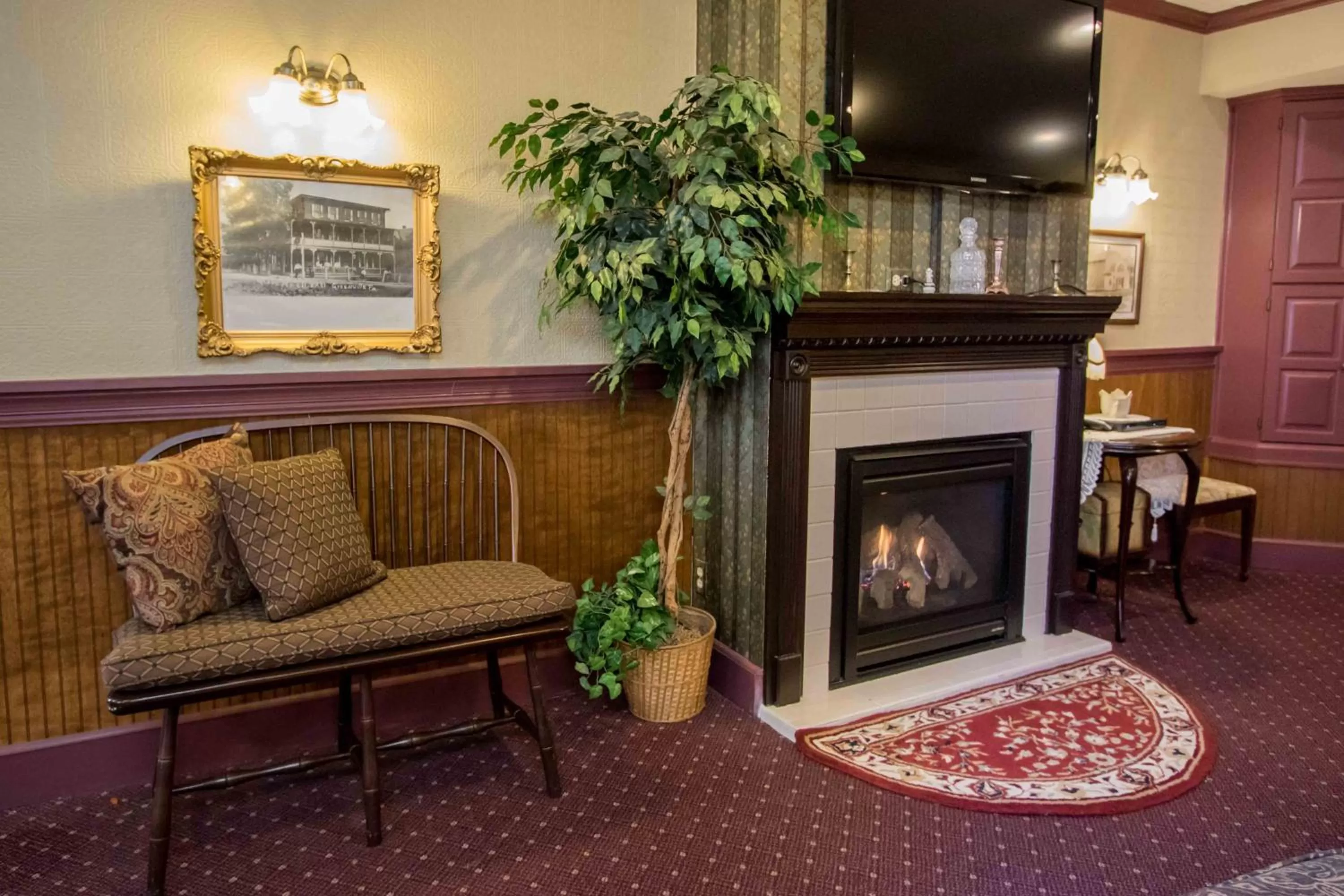 Communal lounge/ TV room in The Globe Inn