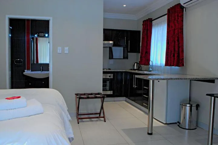 Kitchen or kitchenette, Bed in Goodey's Guesthouse